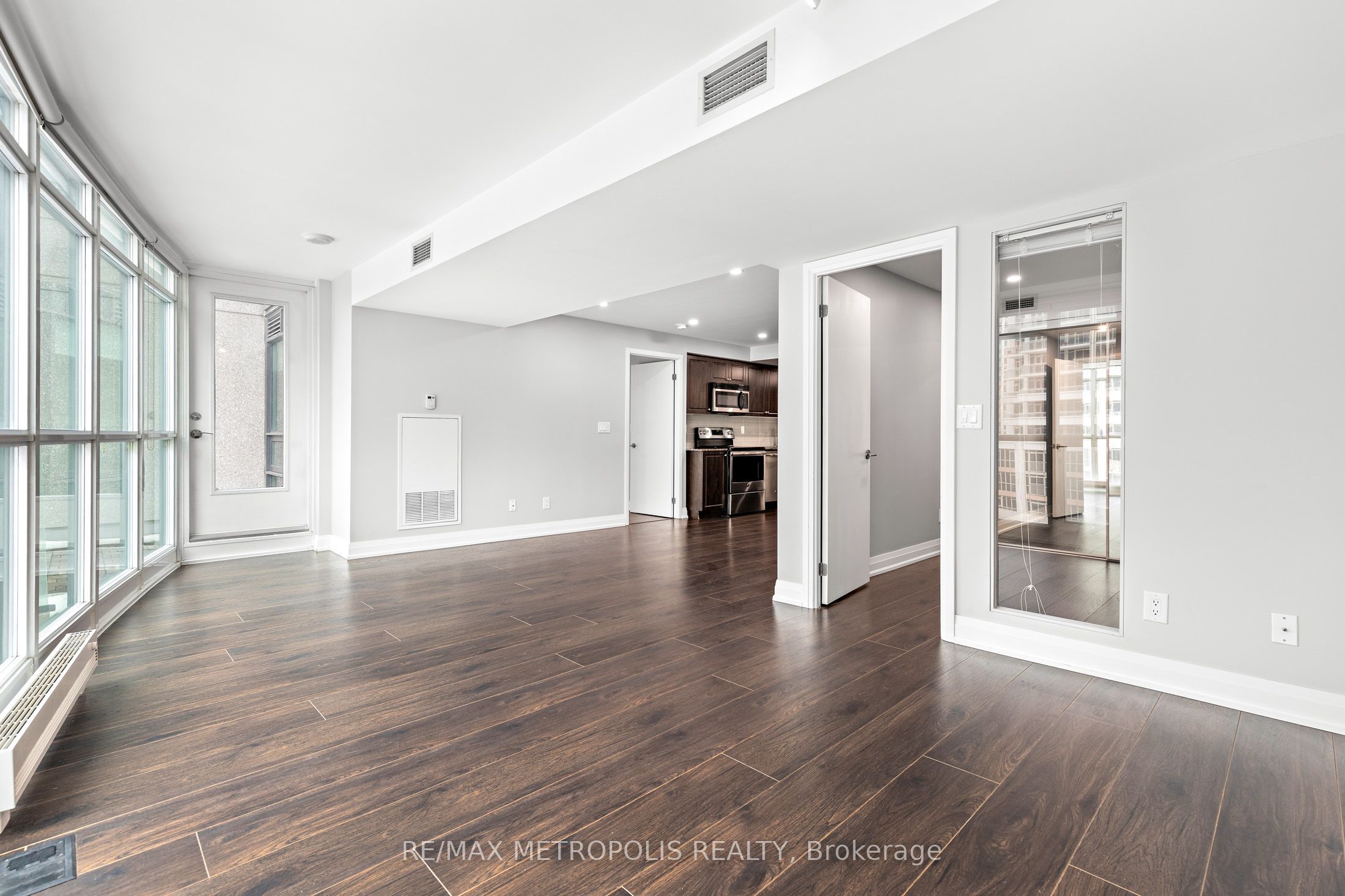 209 Fort York Boulevard 678, Toronto, ON M5V 4A1 photo 4
