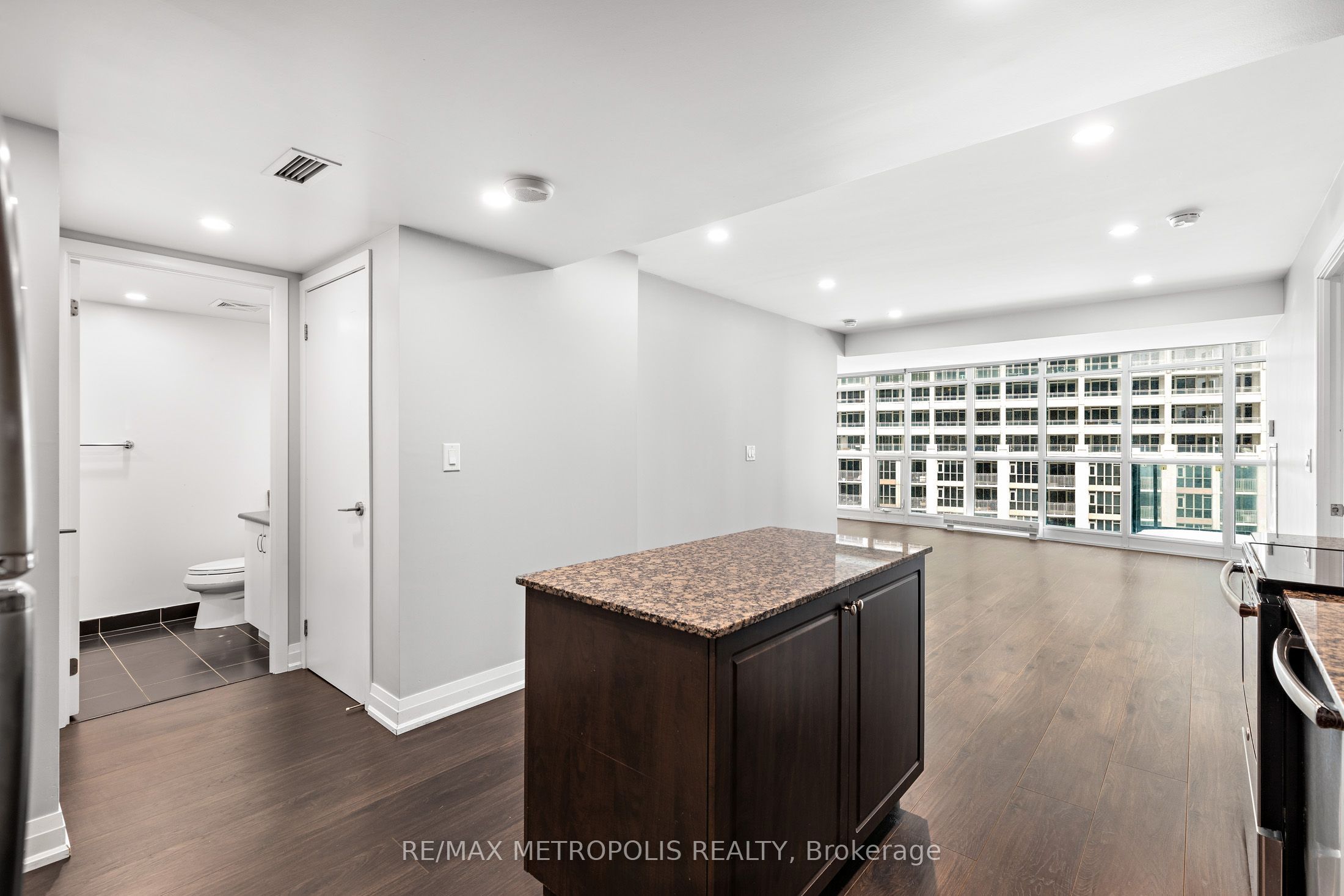 209 Fort York Boulevard 678, Toronto, ON M5V 4A1 photo 5