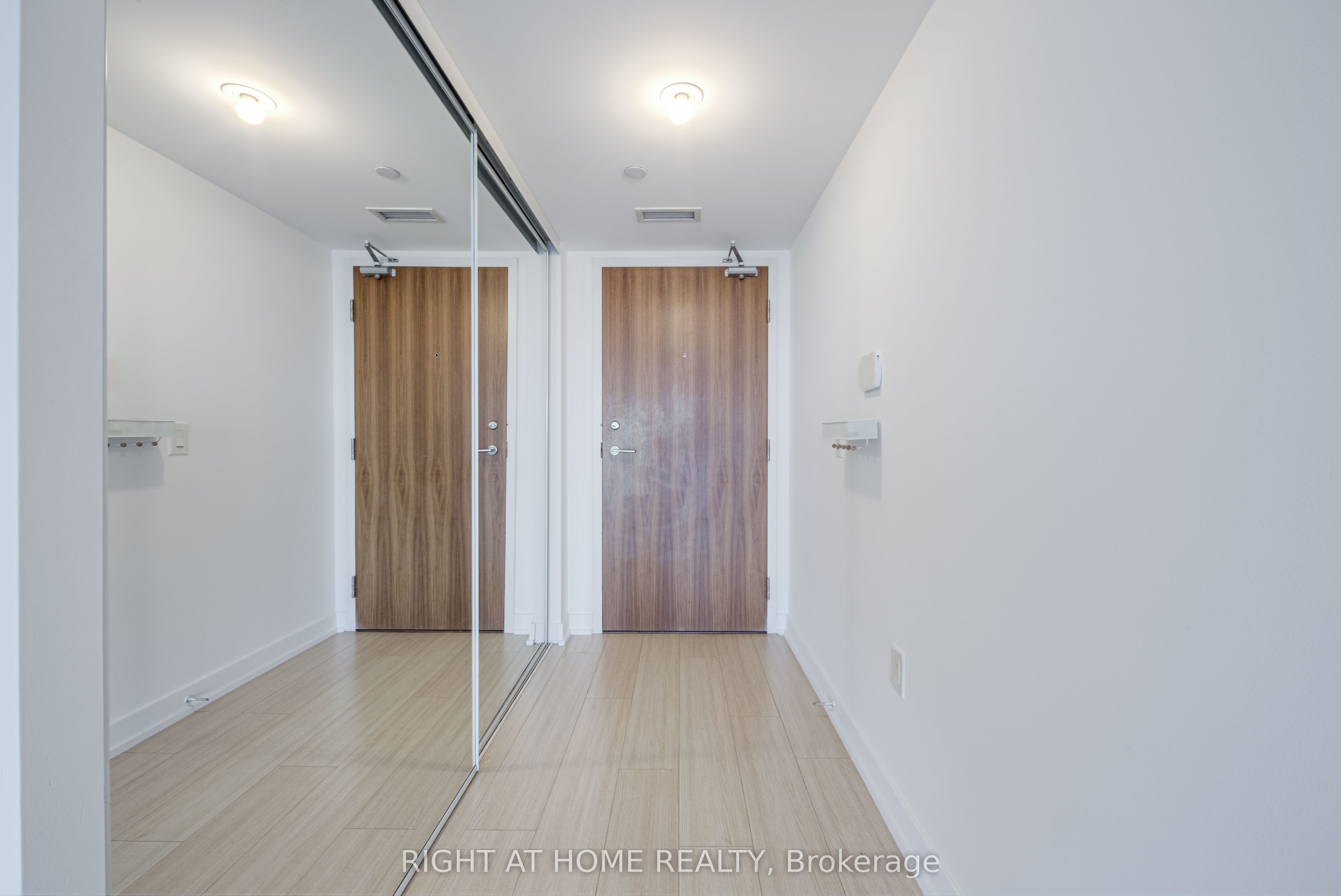 85 Queens Wharf Road 902, Toronto, ON M5V 0J9 photo 2