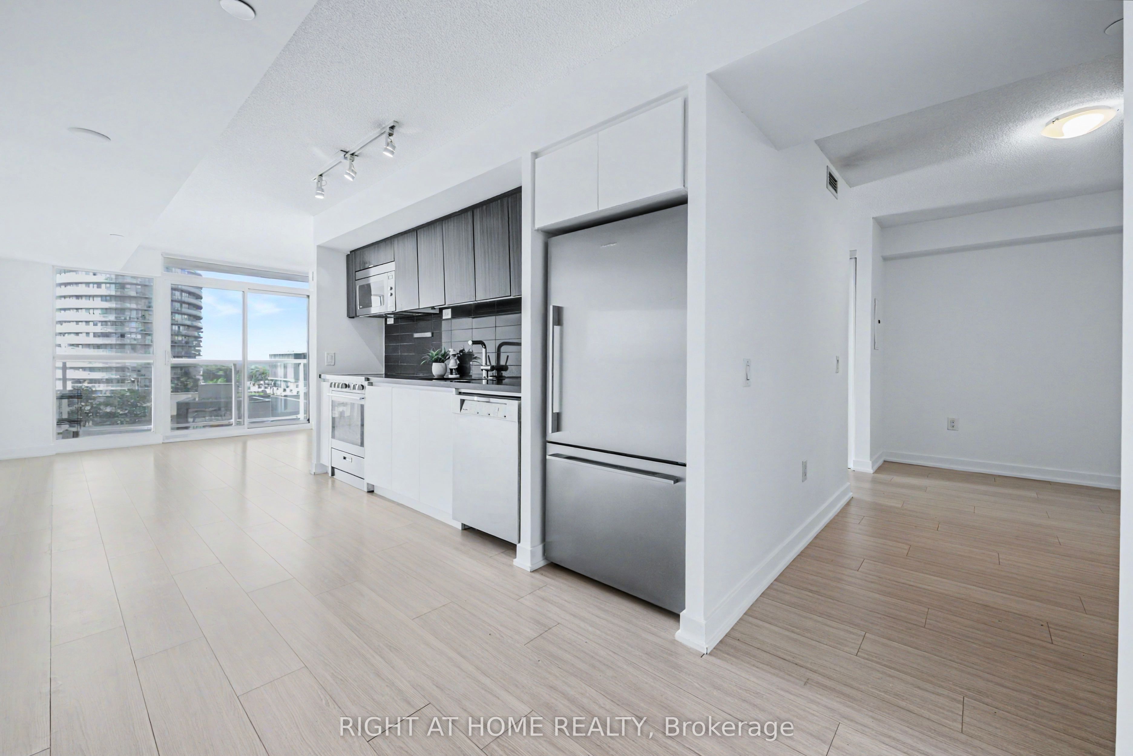 85 Queens Wharf Road 902, Toronto, ON M5V 0J9 photo 3
