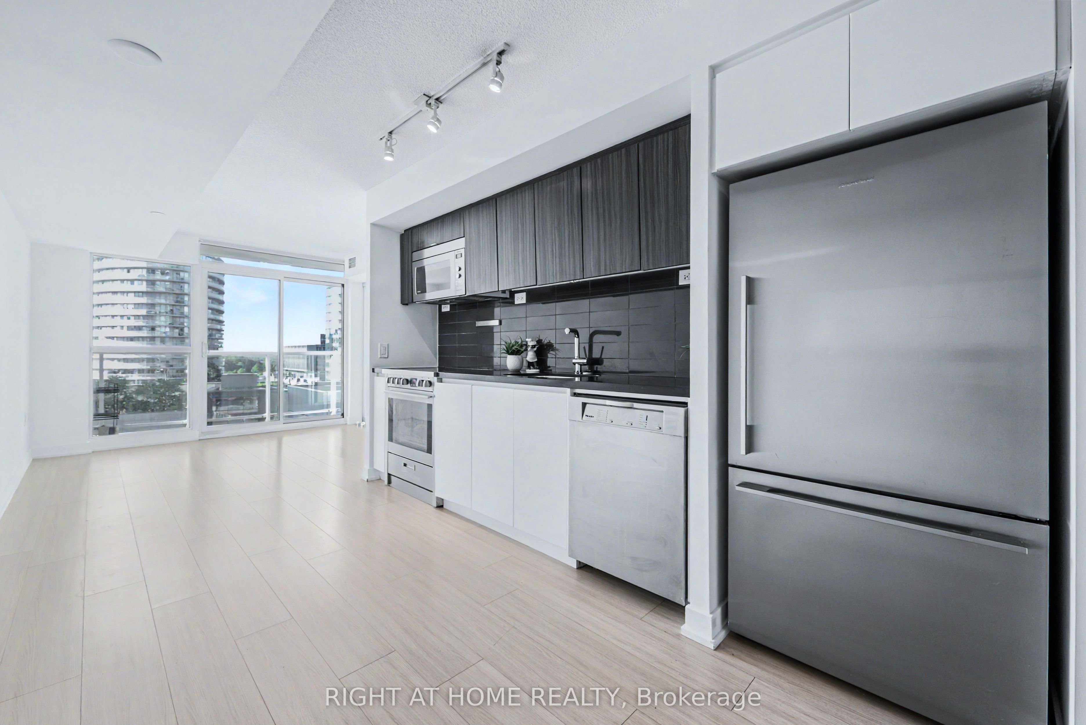 85 Queens Wharf Road 902, Toronto, ON M5V 0J9 photo 4