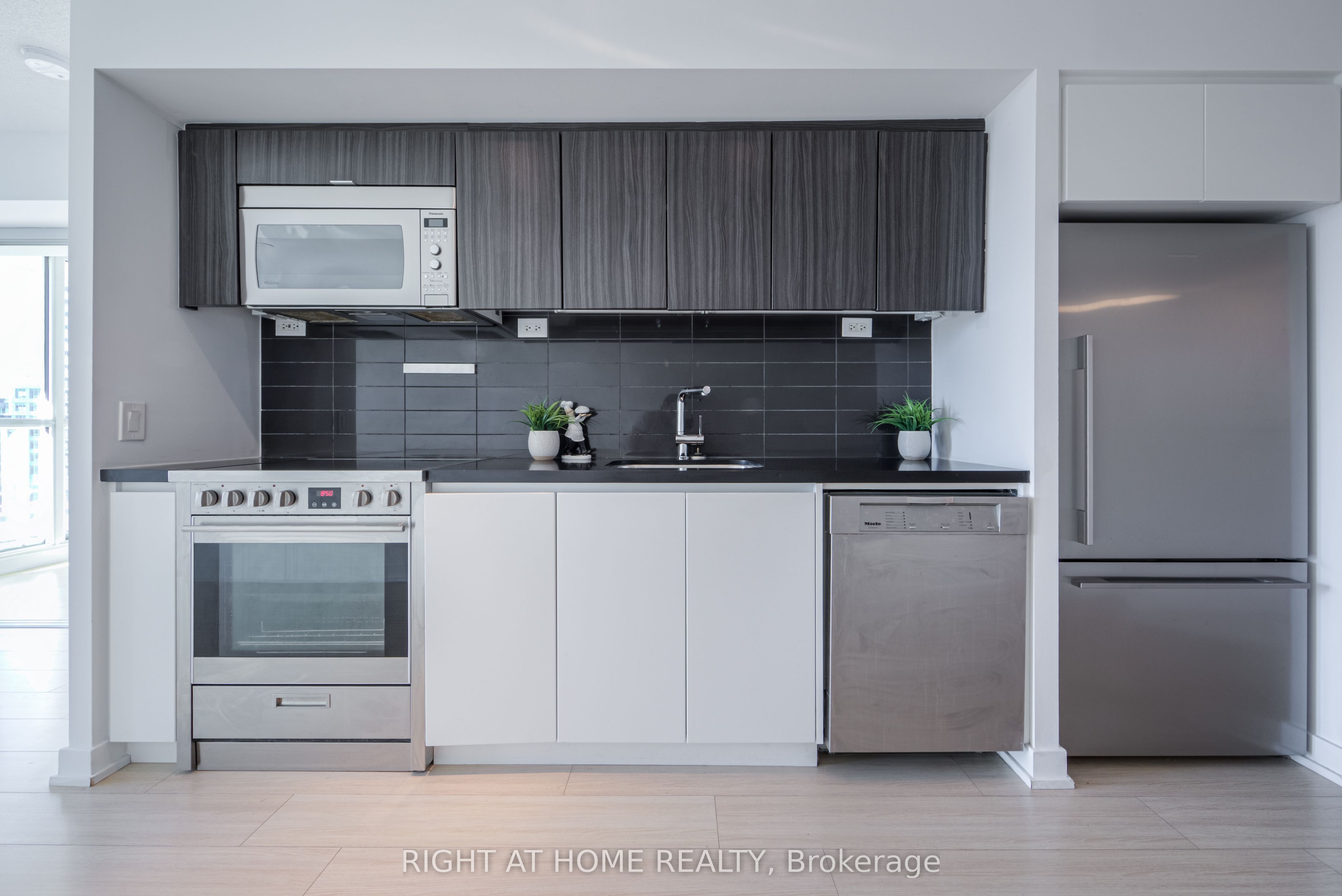 85 Queens Wharf Road 902, Toronto, ON M5V 0J9 photo 5