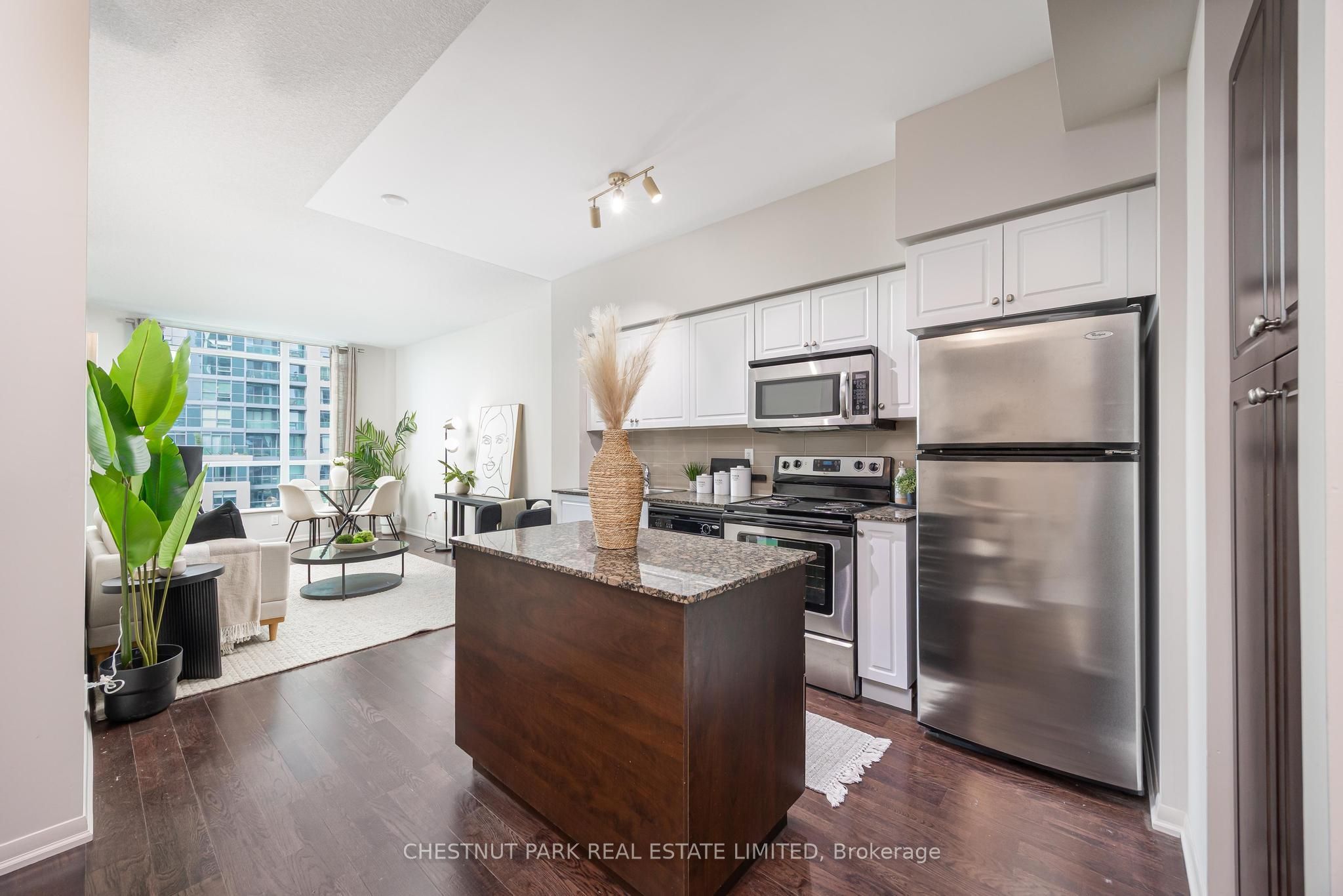 215 Fort York Boulevard 808, Toronto, ON M5V 4A2 photo 2