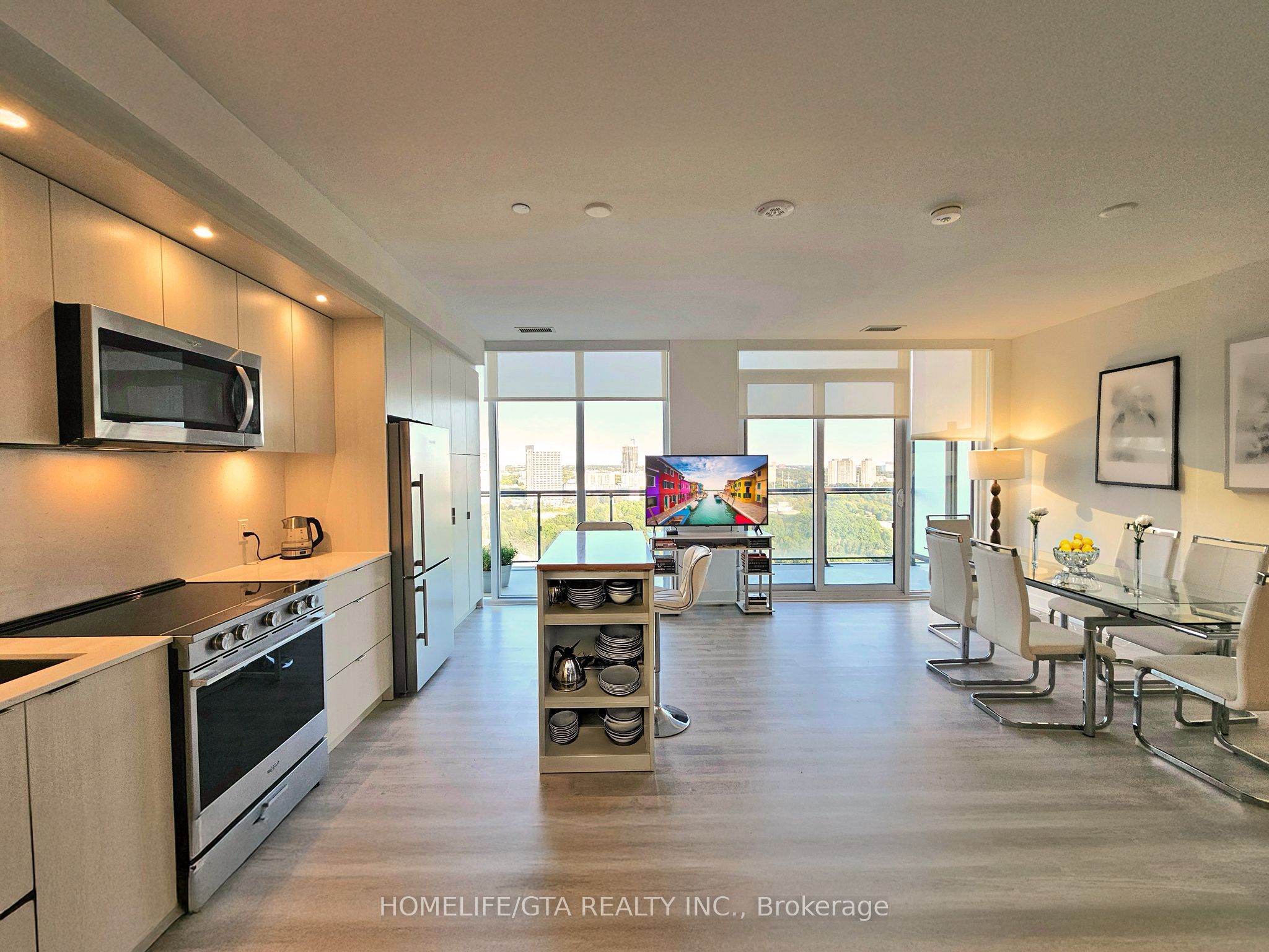 30 Inn On The Park Drive 2207, Toronto, ON M3C 0P7 photo 3