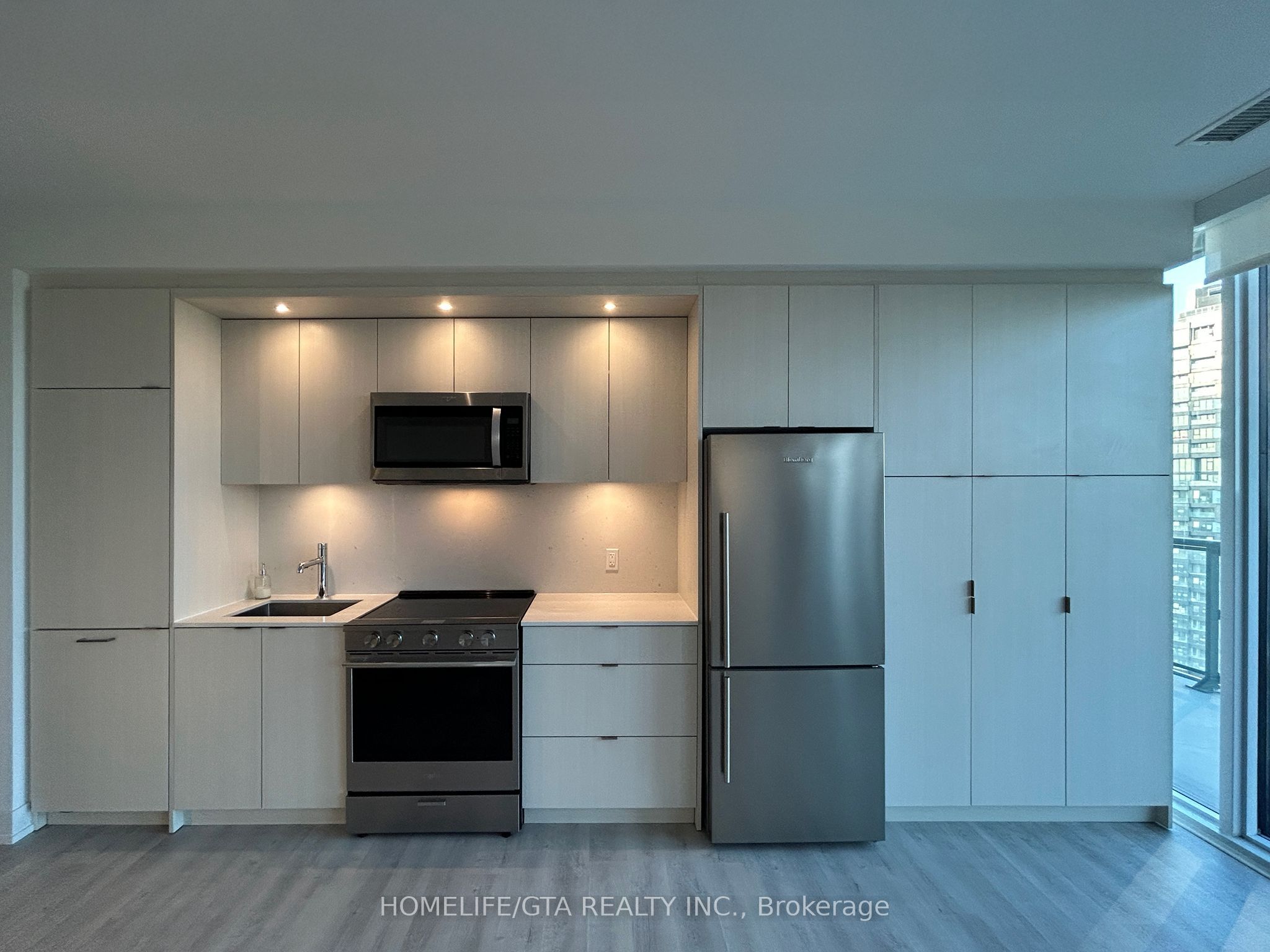 30 Inn On The Park Drive 2207, Toronto, ON M3C 0P7 photo 5