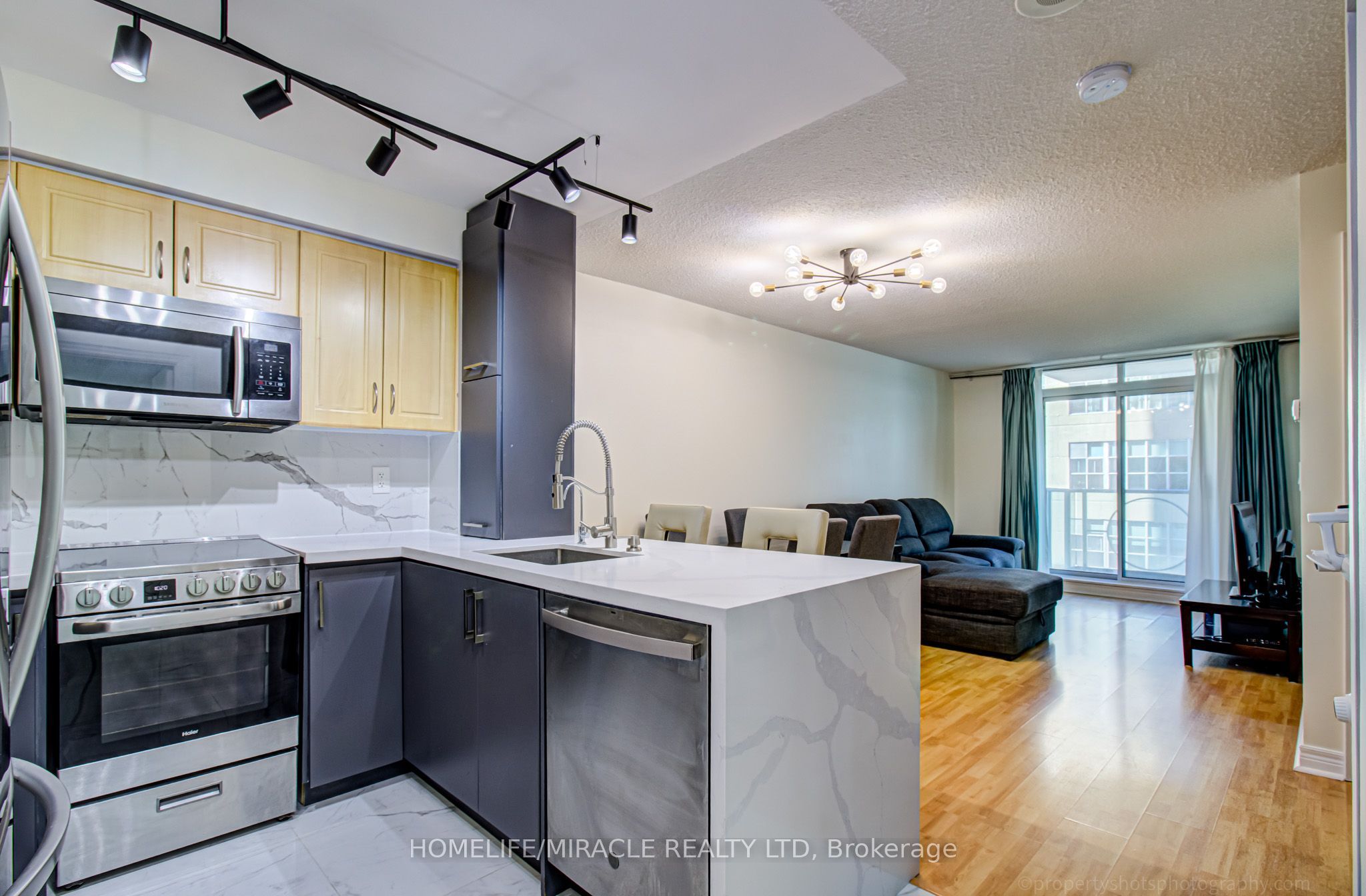 212 Eglinton Avenue 705, Toronto, ON M4P 0A3