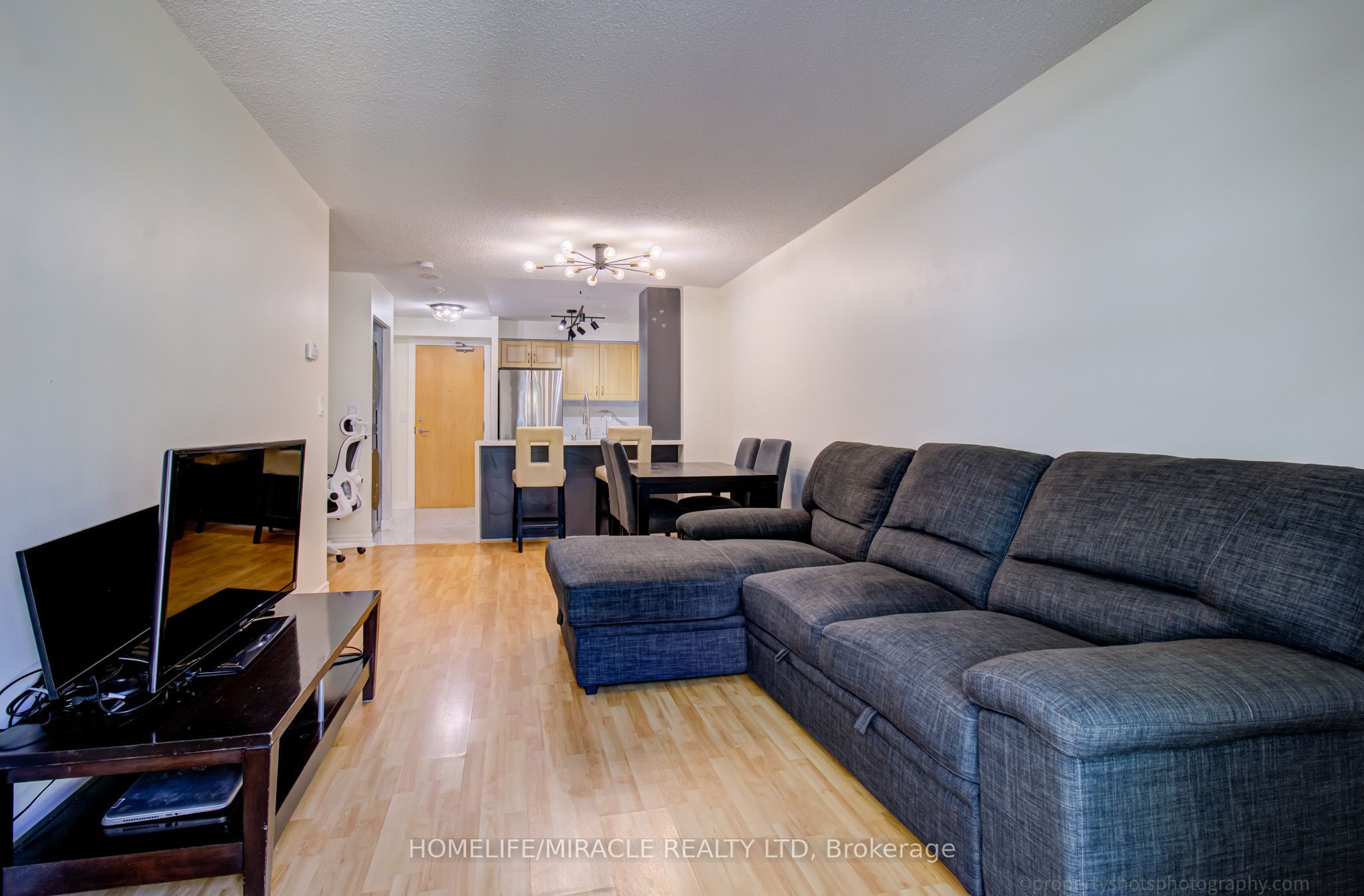 212 Eglinton Avenue 705, Toronto, ON M4P 0A3 photo 2