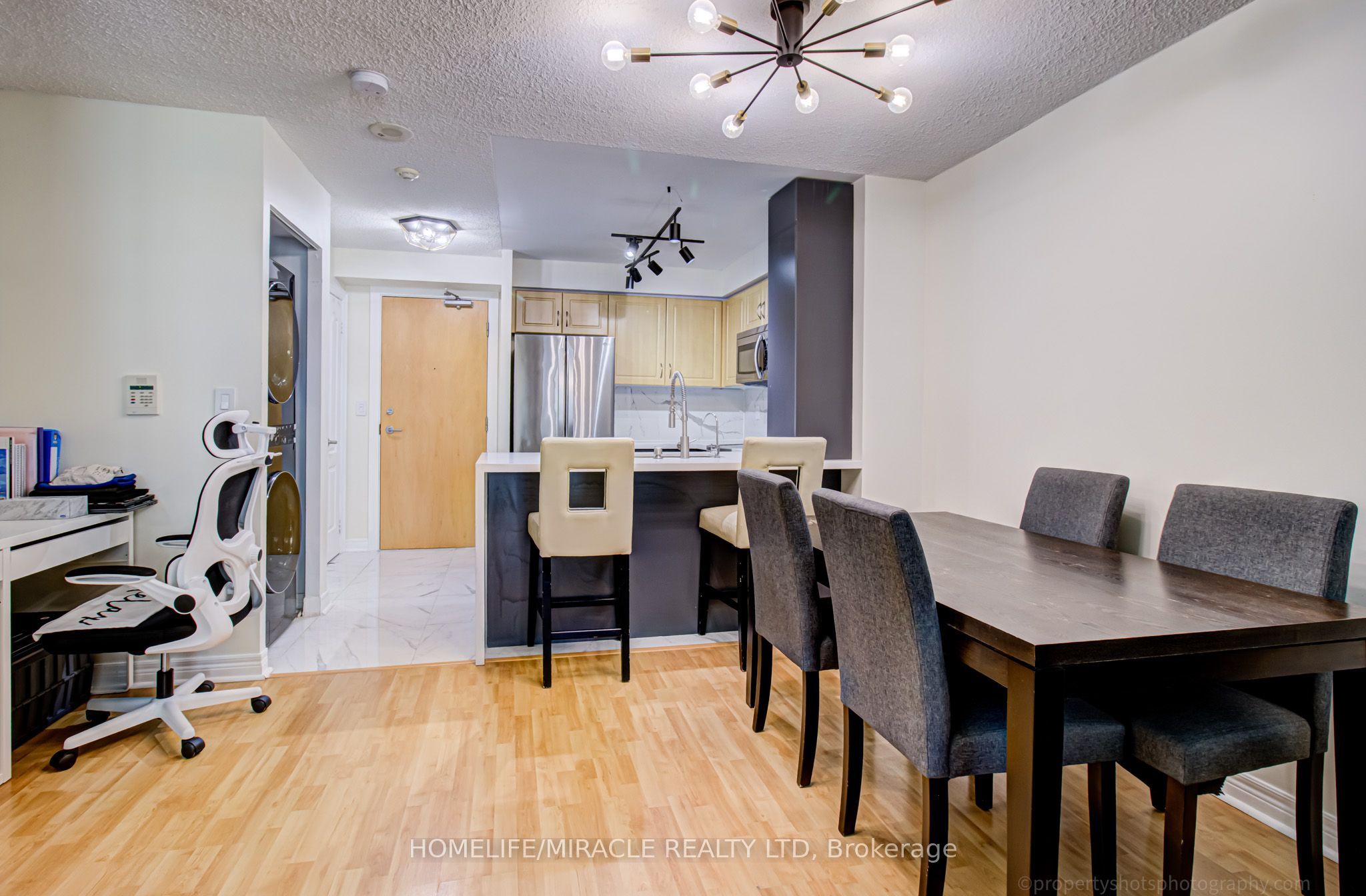 212 Eglinton Avenue 705, Toronto, ON M4P 0A3 photo 4