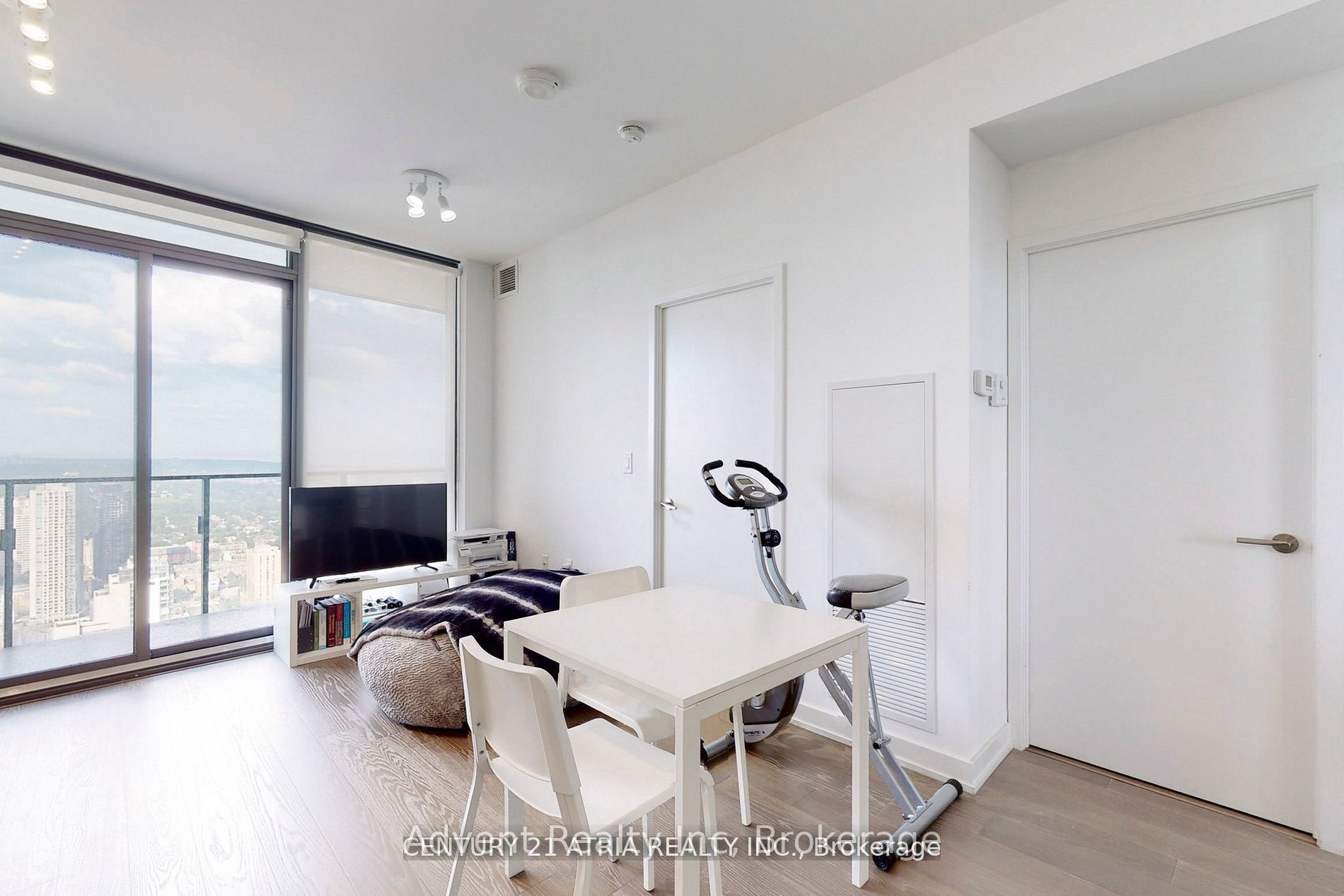 11 Wellesley Street W 5213, Toronto, ON M4Y 1E8 photo 3