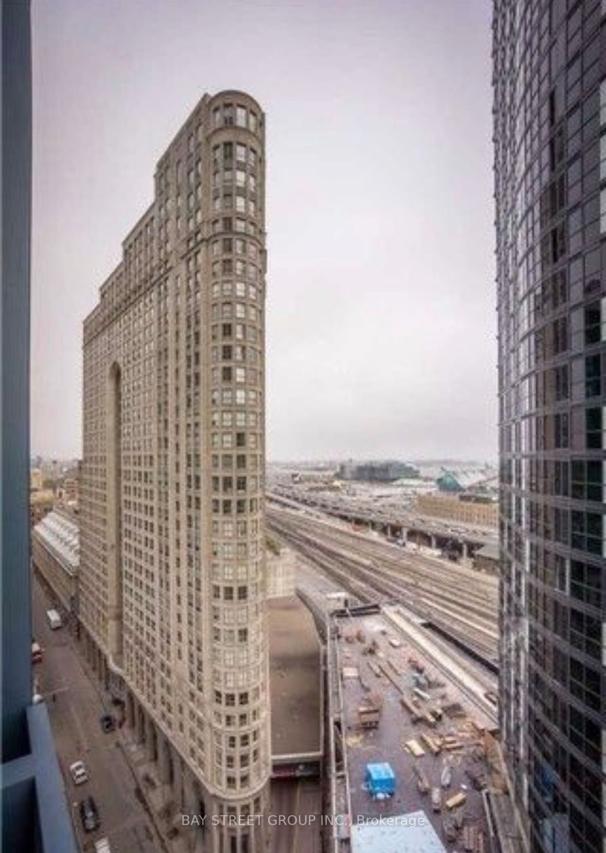 8 The Esplanade Avenue 1601, Toronto, ON M5E 0A6 photo 3