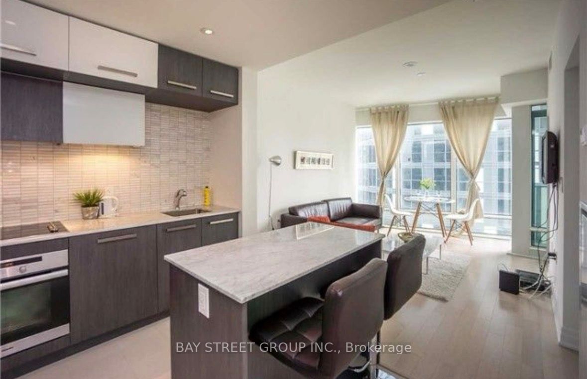 8 The Esplanade Avenue 1601, Toronto, ON M5E 0A6 photo 5