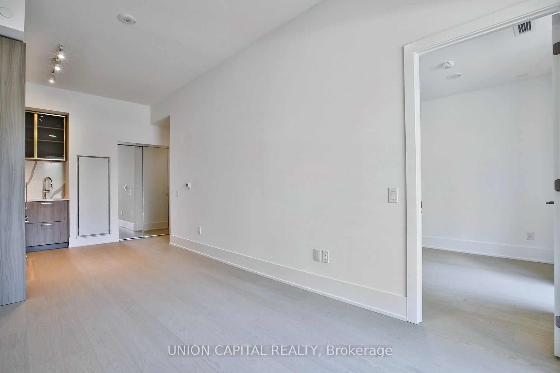 36 Olive Avenue TH103, Toronto, ON M6G 2R8 photo 2