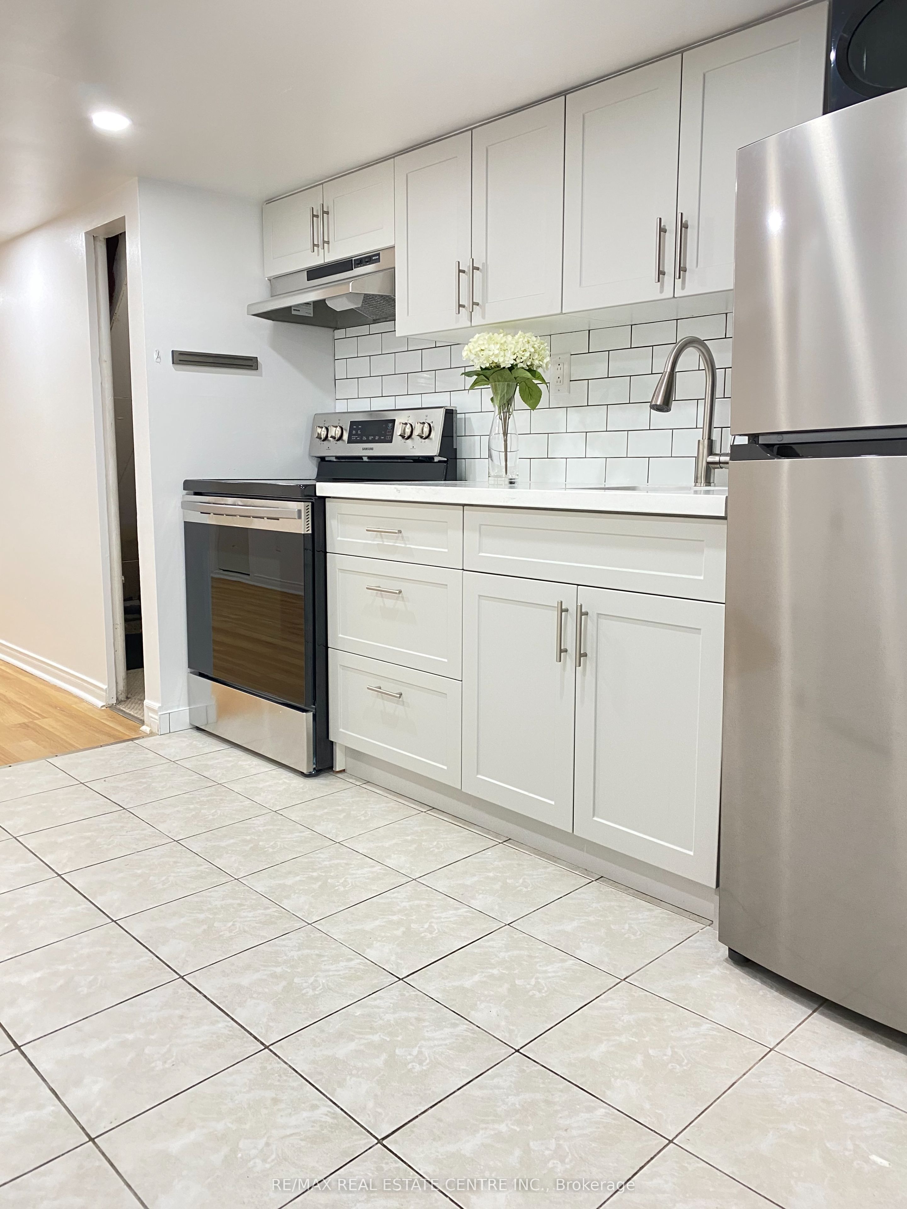 472 Lansdowne Avenue Lower, Toronto, ON M6H 3Y3 photo 3