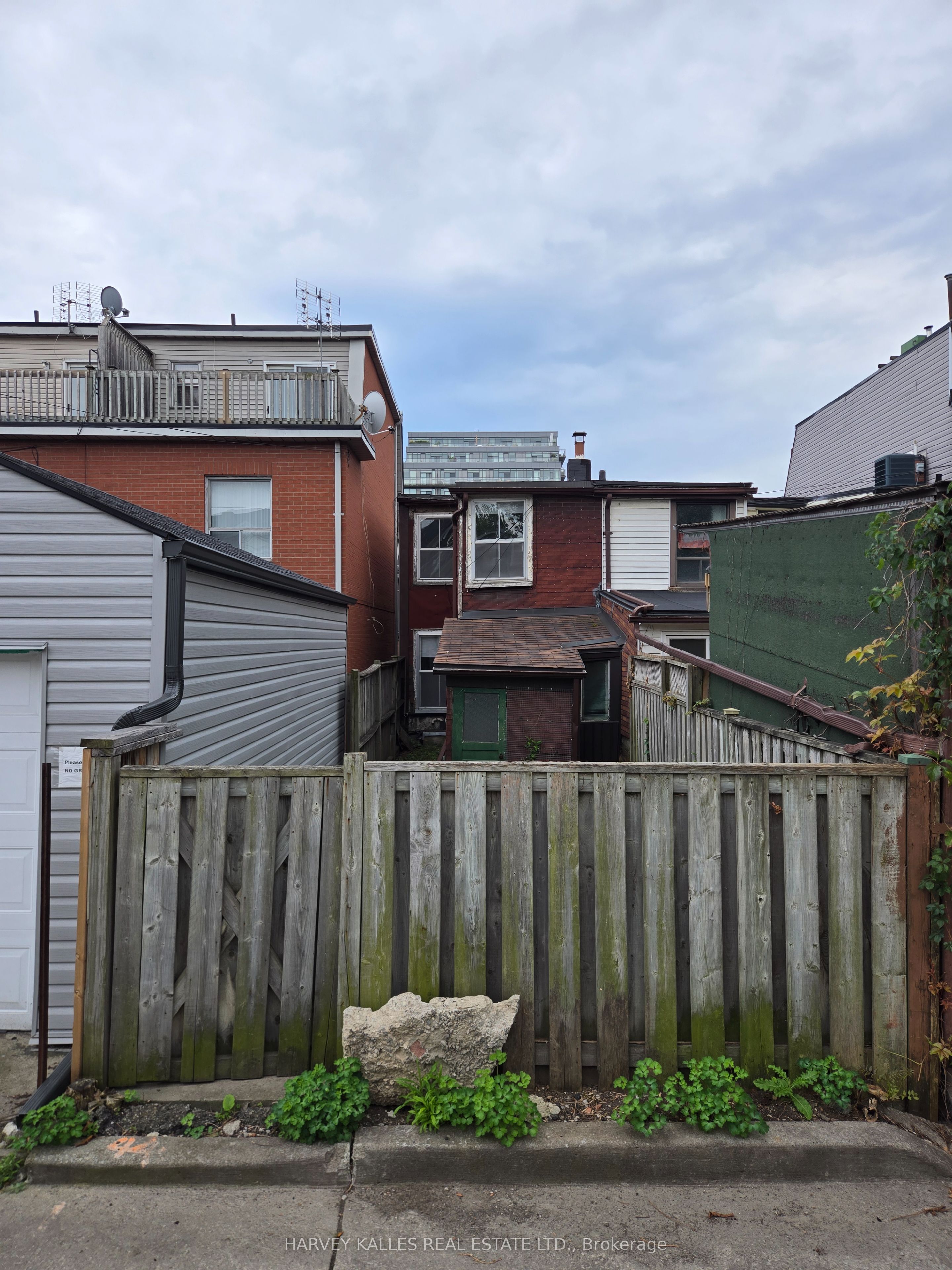 12 Whitaker Avenue, Toronto, ON M6J 1A1 photo 5