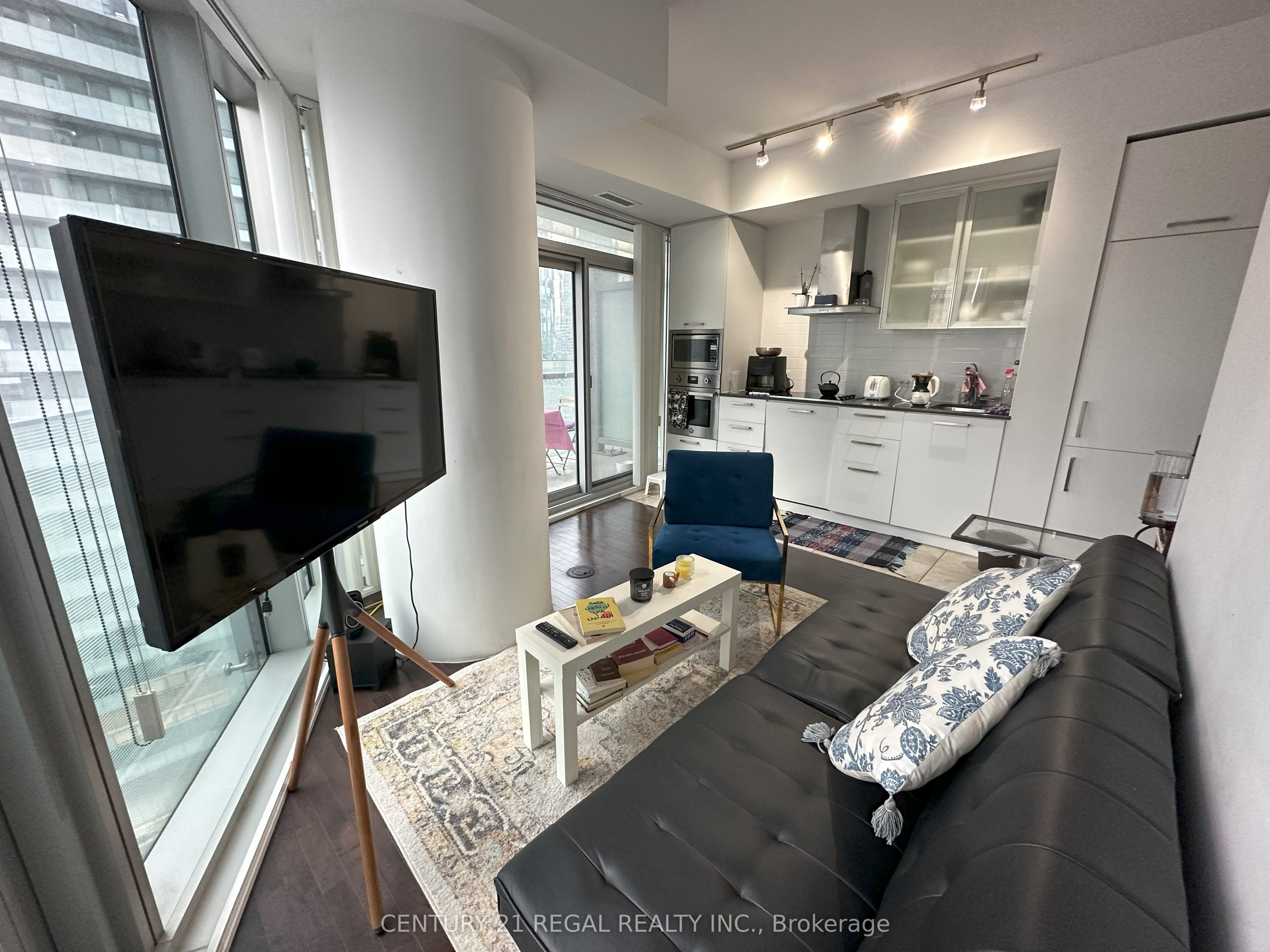 14 York Street 2111, Toronto, ON M5J 0A9 photo 3