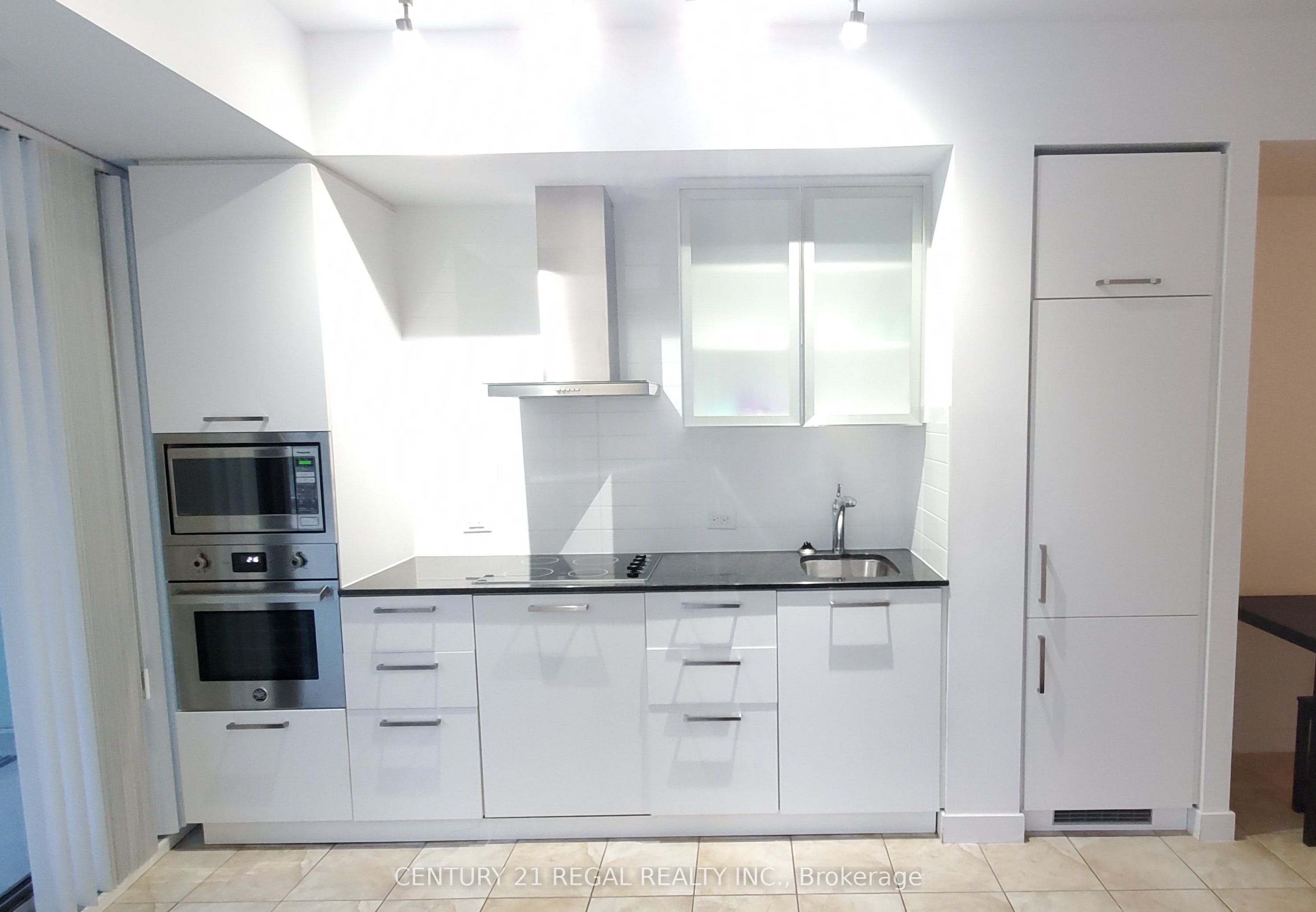 14 York Street 2111, Toronto, ON M5J 0A9 photo 4