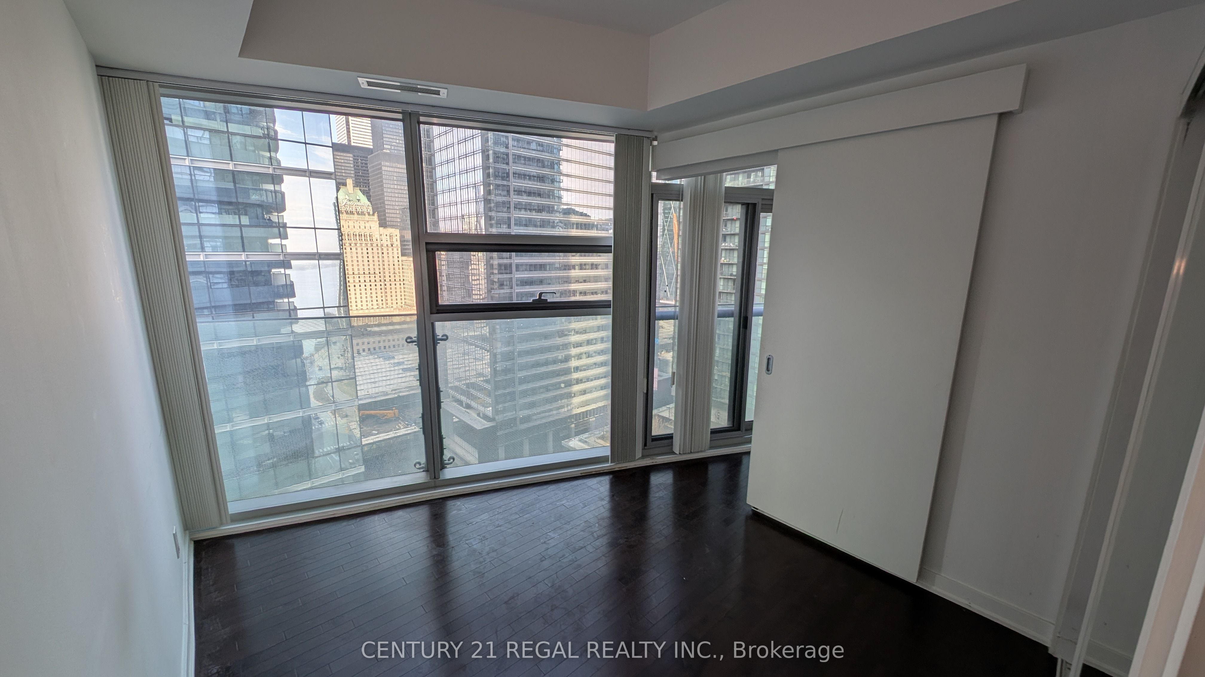 14 York Street 2111, Toronto, ON M5J 0A9 photo 5