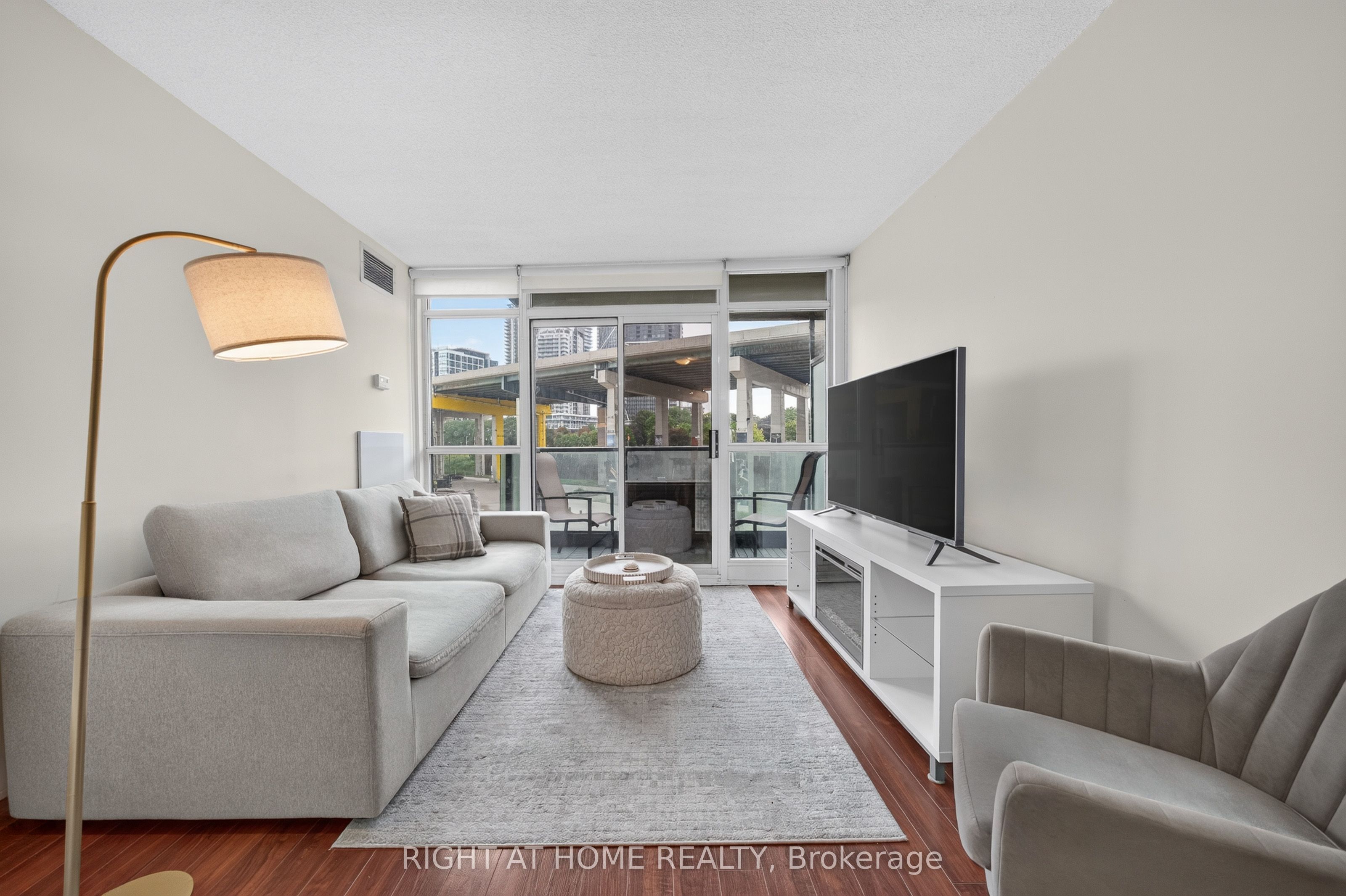 231 Fort York Boulevard 321, Toronto, ON M5V 1B2 photo 5