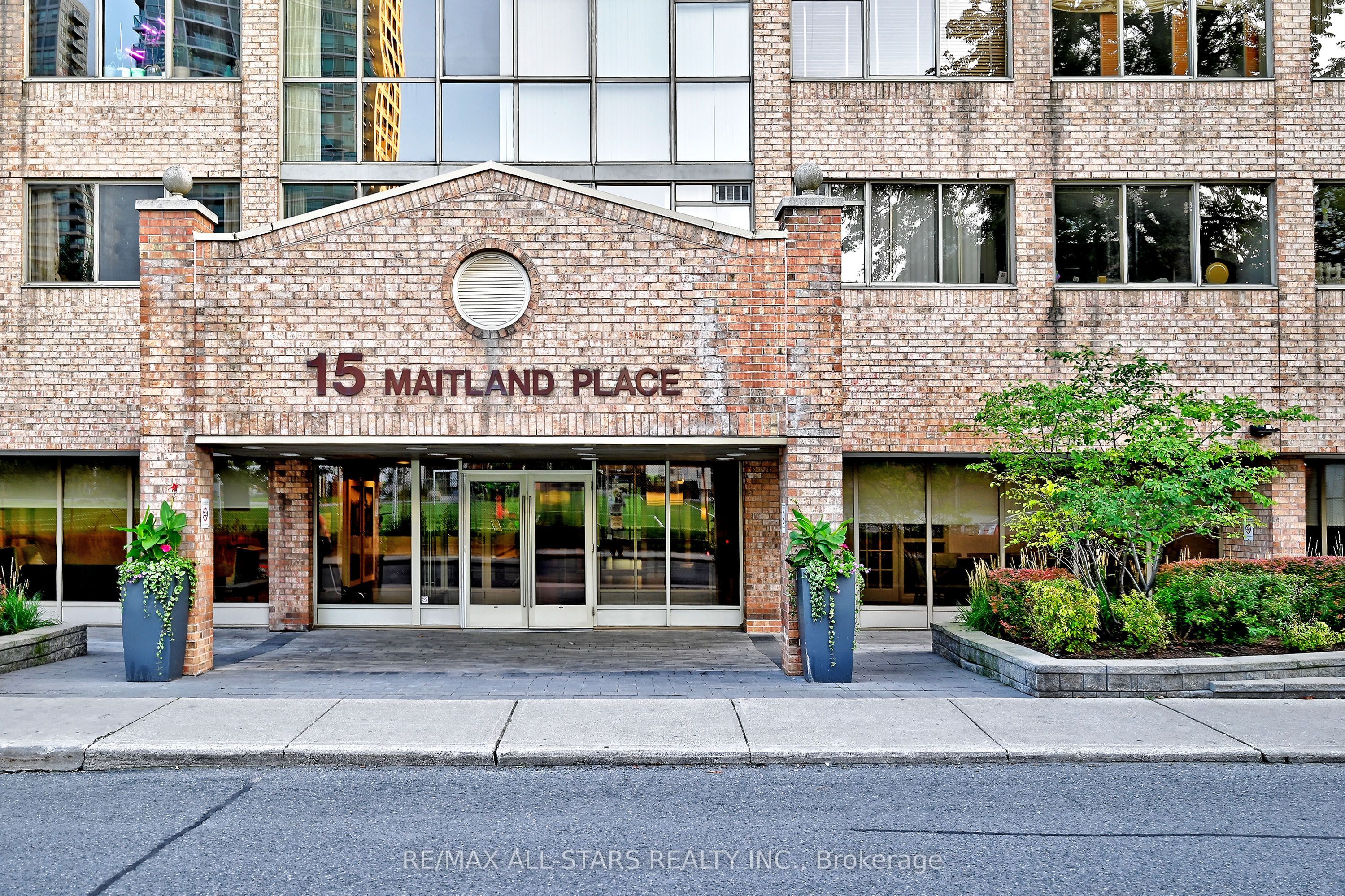 15 Maitland Place 2112, Toronto, ON M4Y 2X3 photo 2