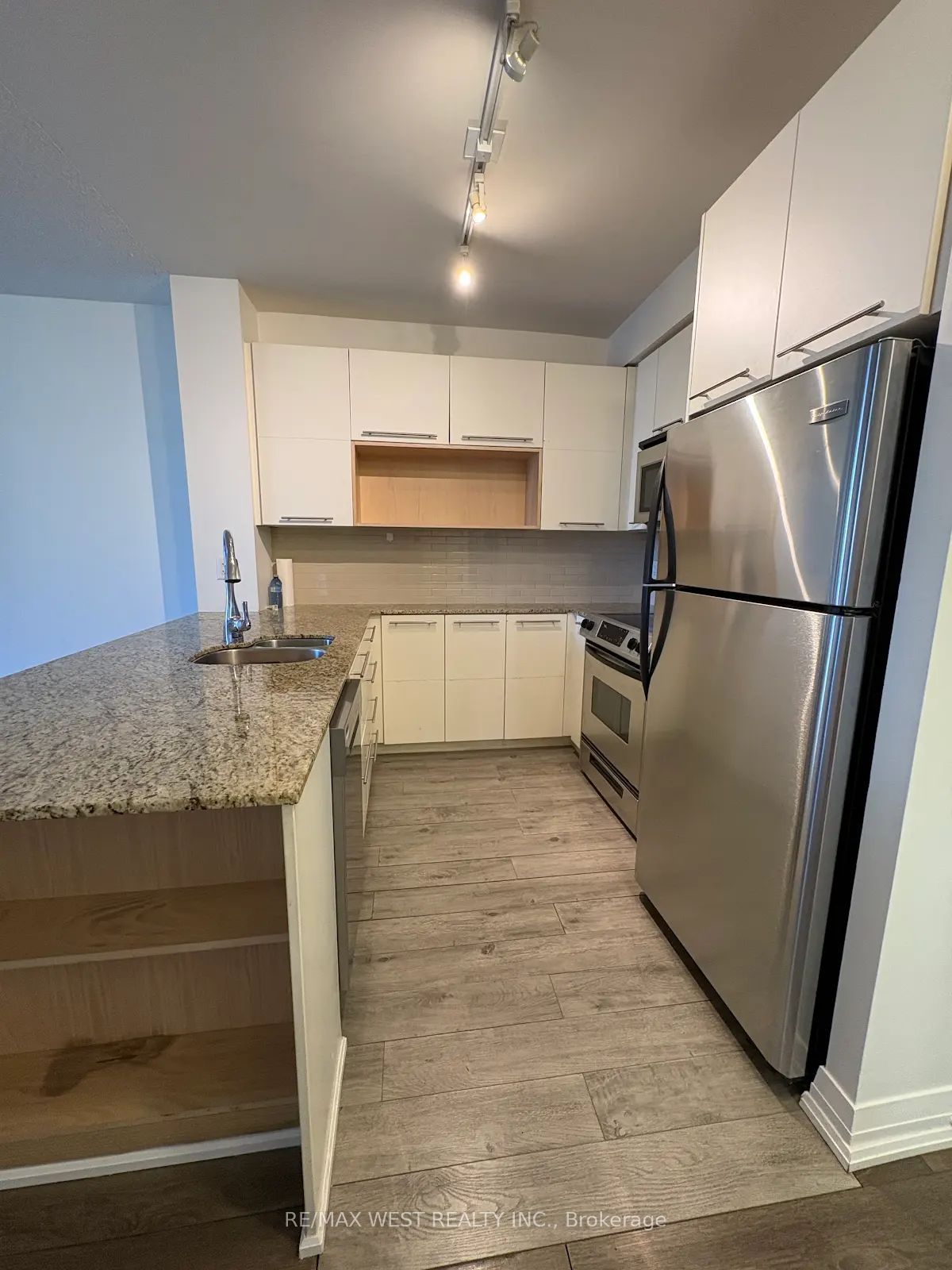 21 Carlton Street 2209, Toronto, ON M5B 1L3 photo 3