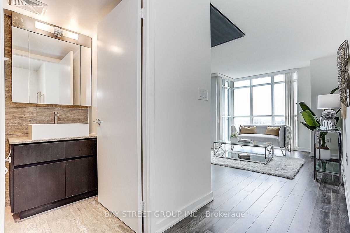 15 Iceboat Terrace 1206, Toronto, ON M5V 4A5 photo 5