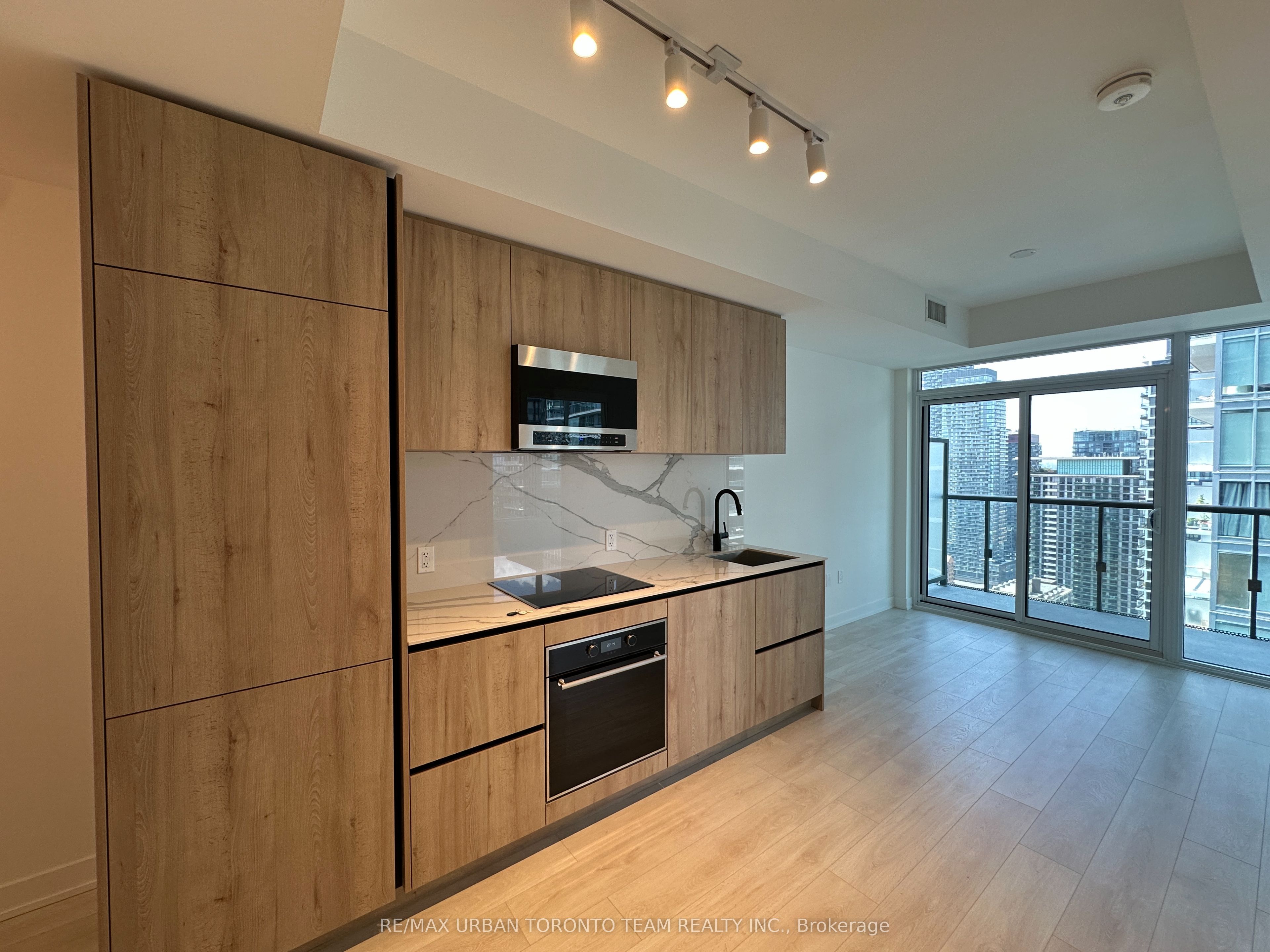 127 Broadway Avenue 3305, Toronto, ON M4P 1V4 photo 2