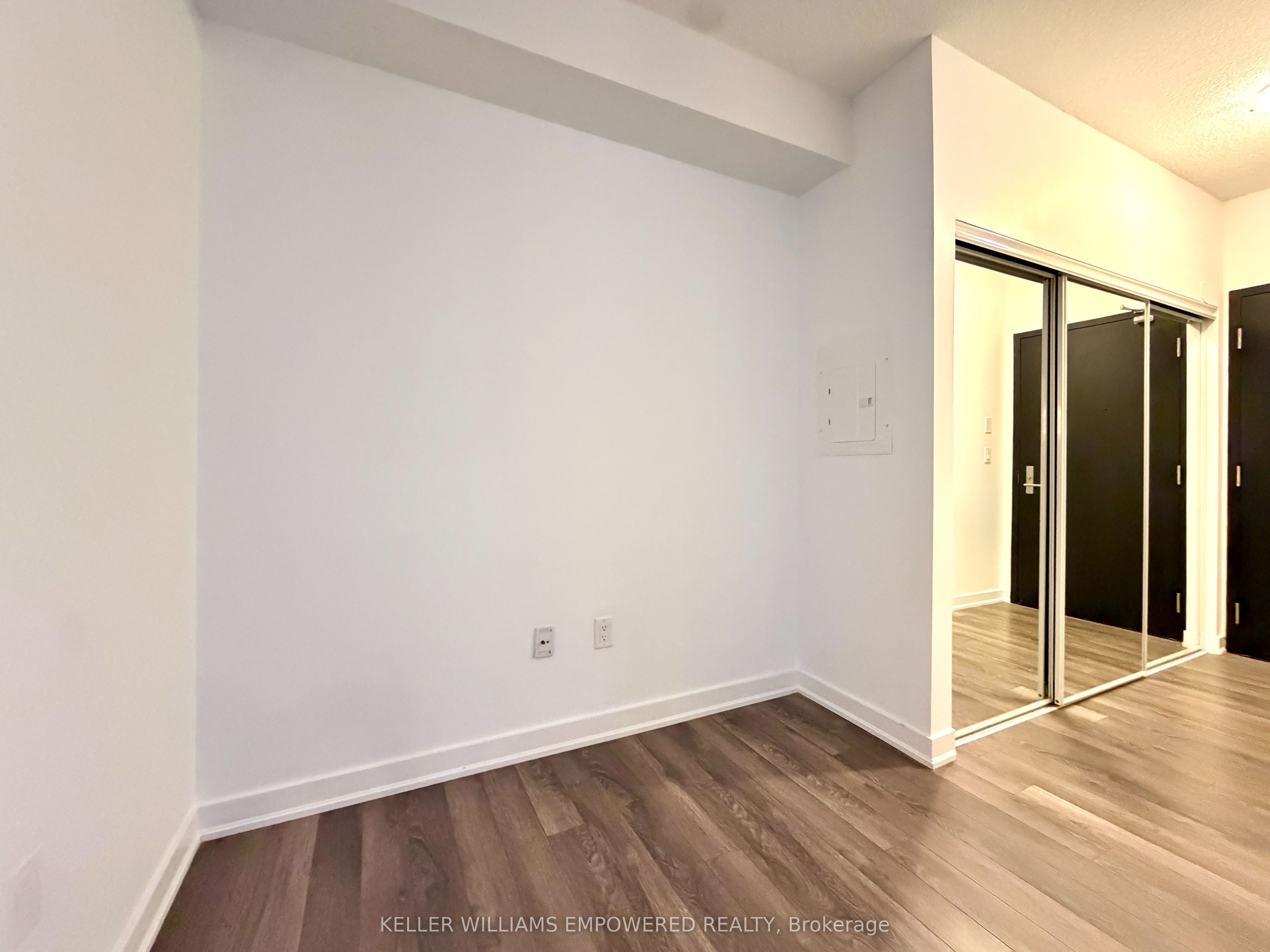31 Phipps Street R801, Toronto, ON M4Y 0E5 photo 3