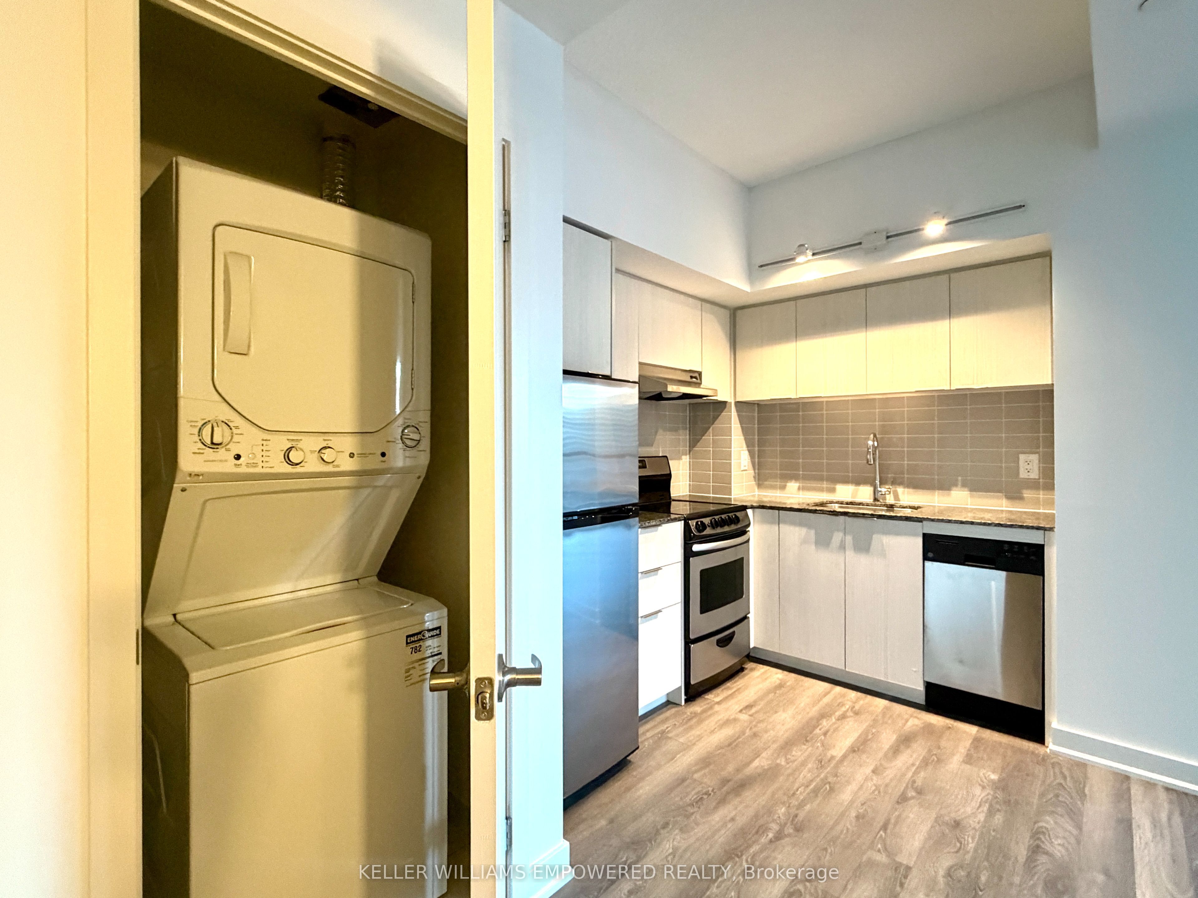 31 Phipps Street R801, Toronto, ON M4Y 0E5 photo 5