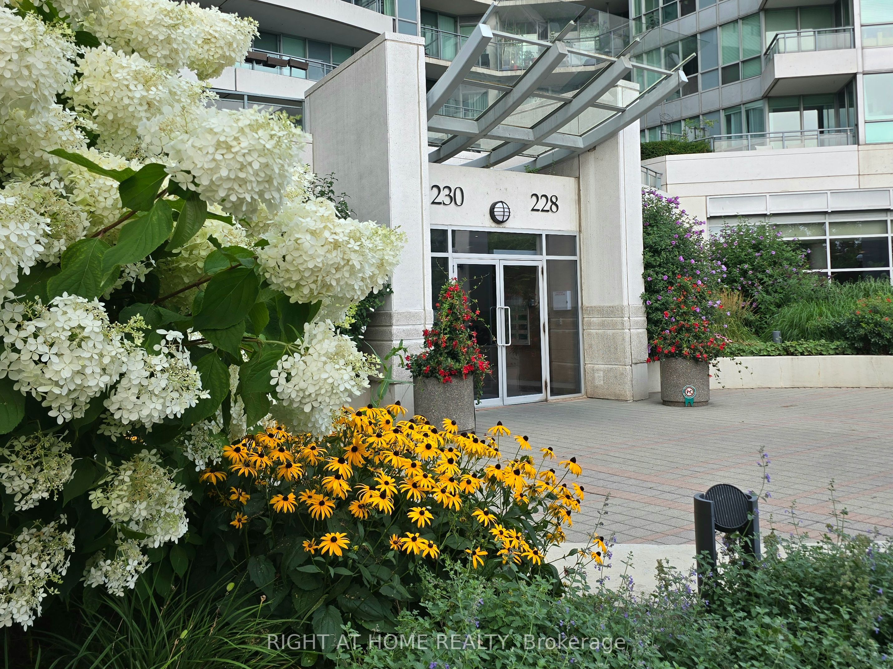 228 Queens Quay W 506, Toronto, ON M5J 2X1 photo 2