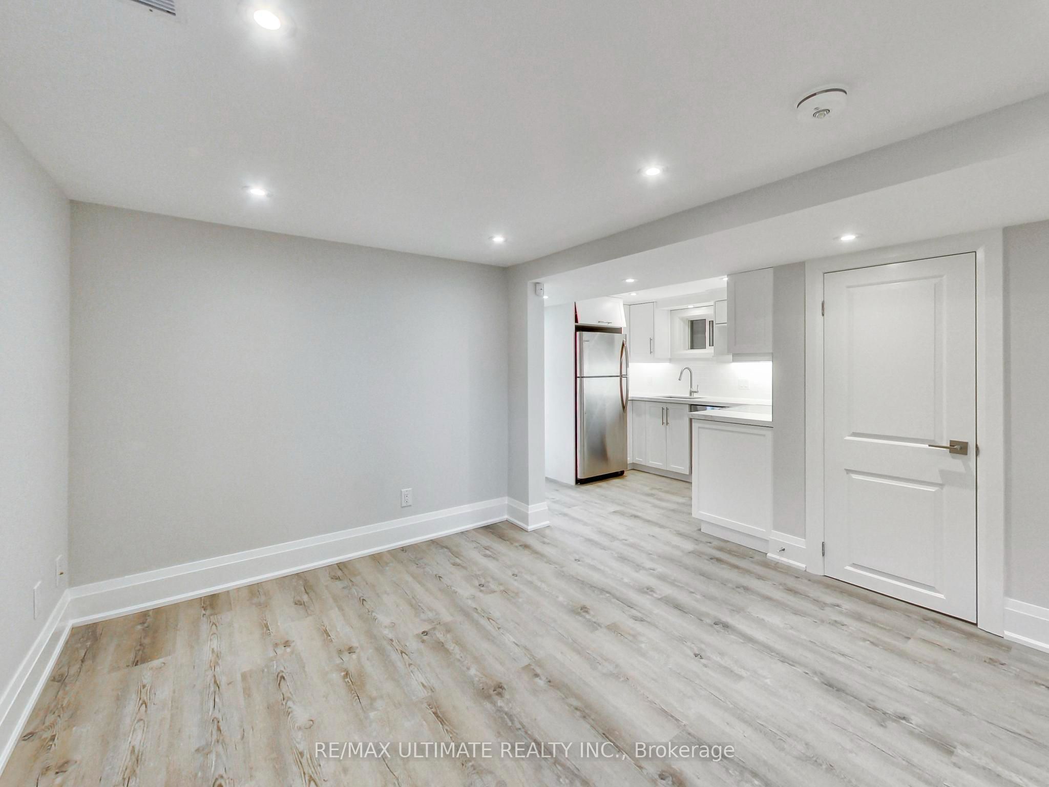 614 Northcliffe Boulevard Lower, Toronto, ON M6E 3L9 photo 3
