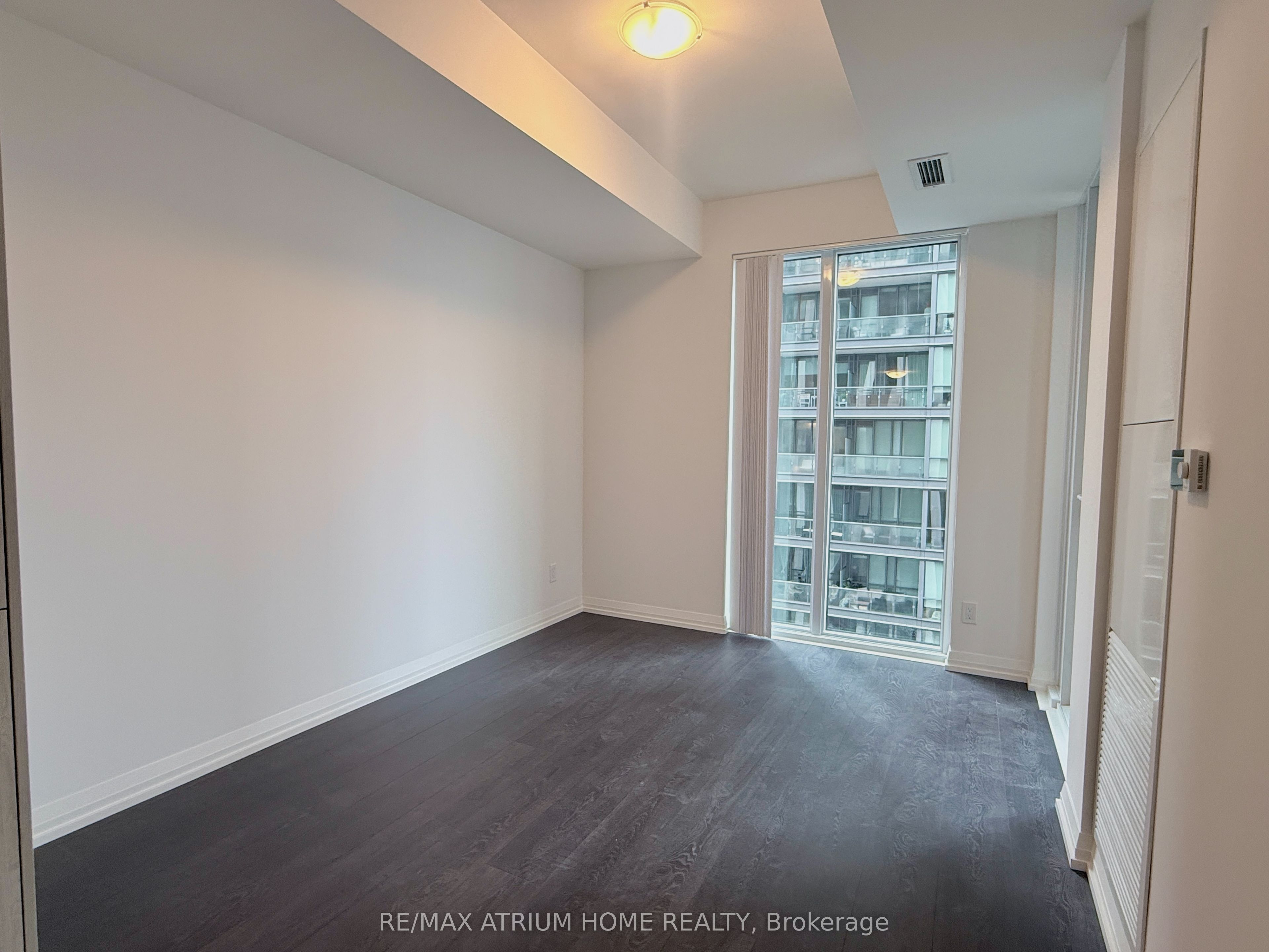400 King Street W 2322, Toronto, ON M5V 0X8 photo 5