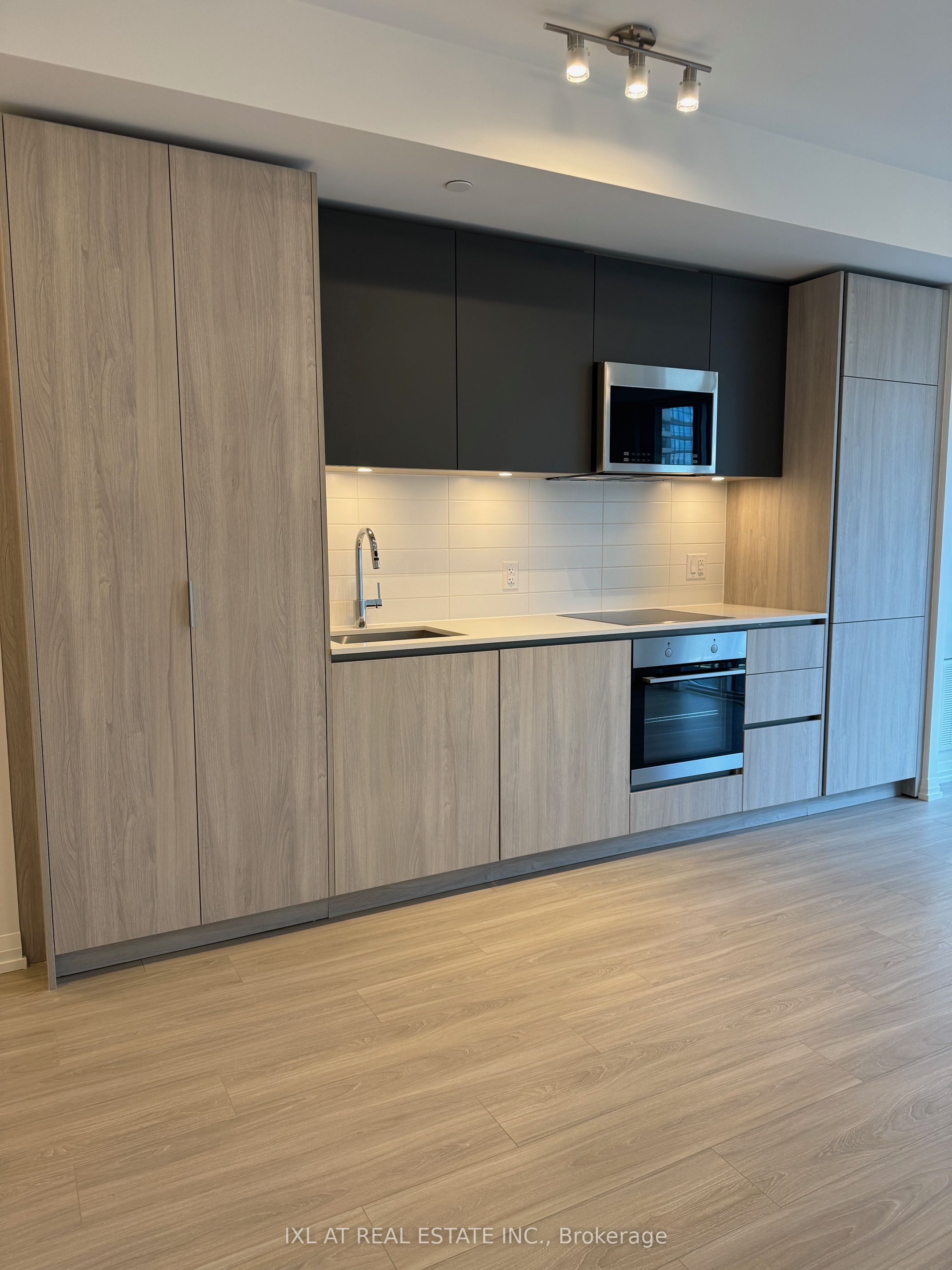 8 Widmer Street 1708, Toronto, ON M5V 2E7 photo 2