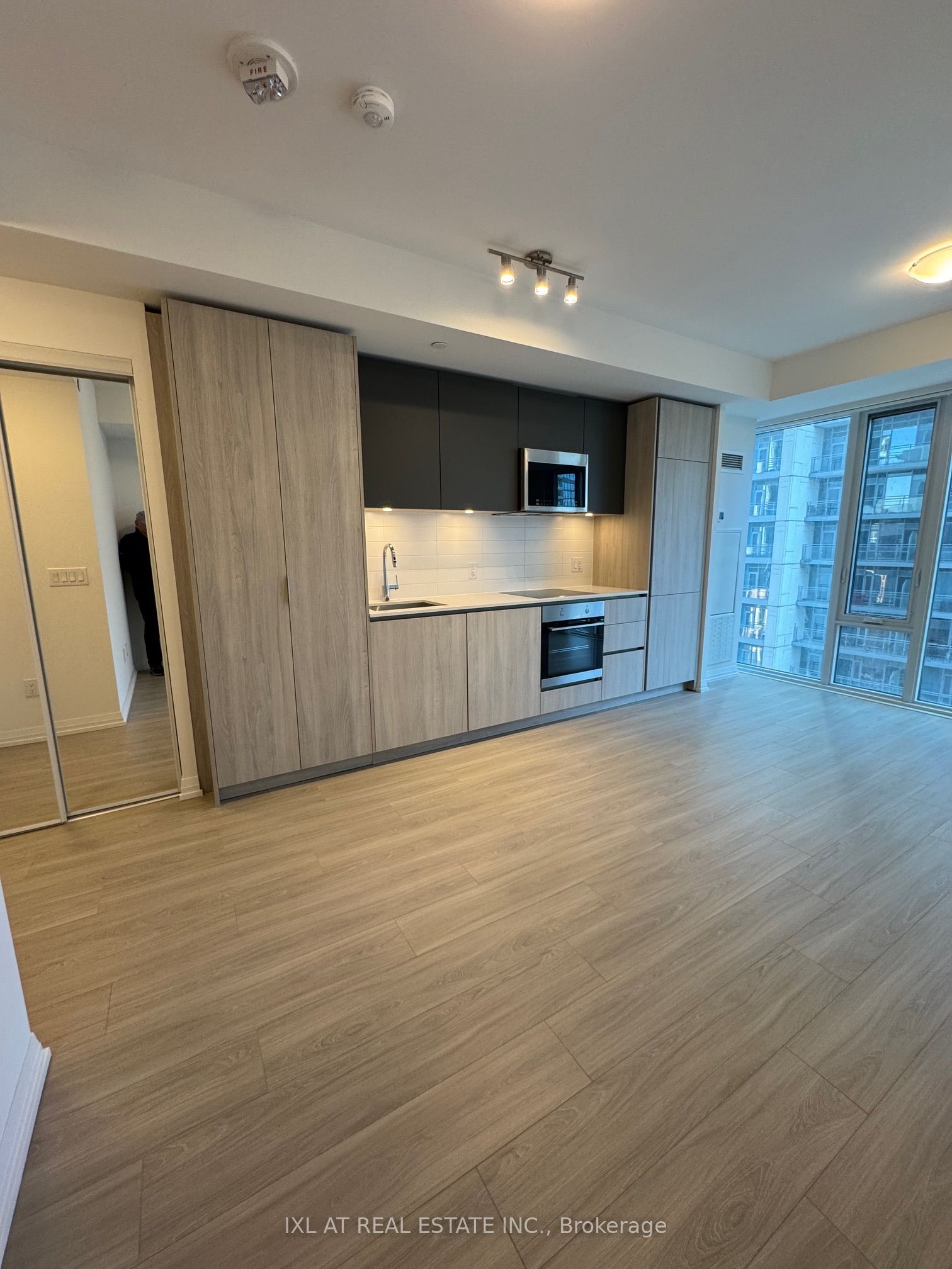 8 Widmer Street 1708, Toronto, ON M5V 2E7 photo 4