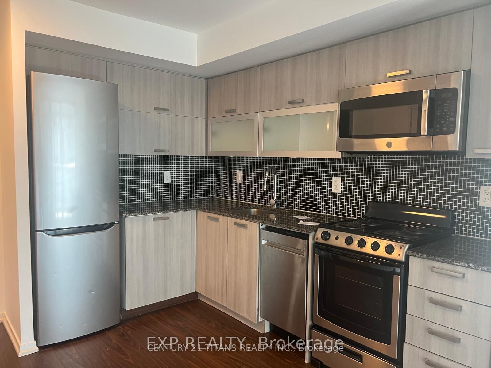 36 Lisgar Street 1212, Toronto, ON M6J 3G2 photo 4
