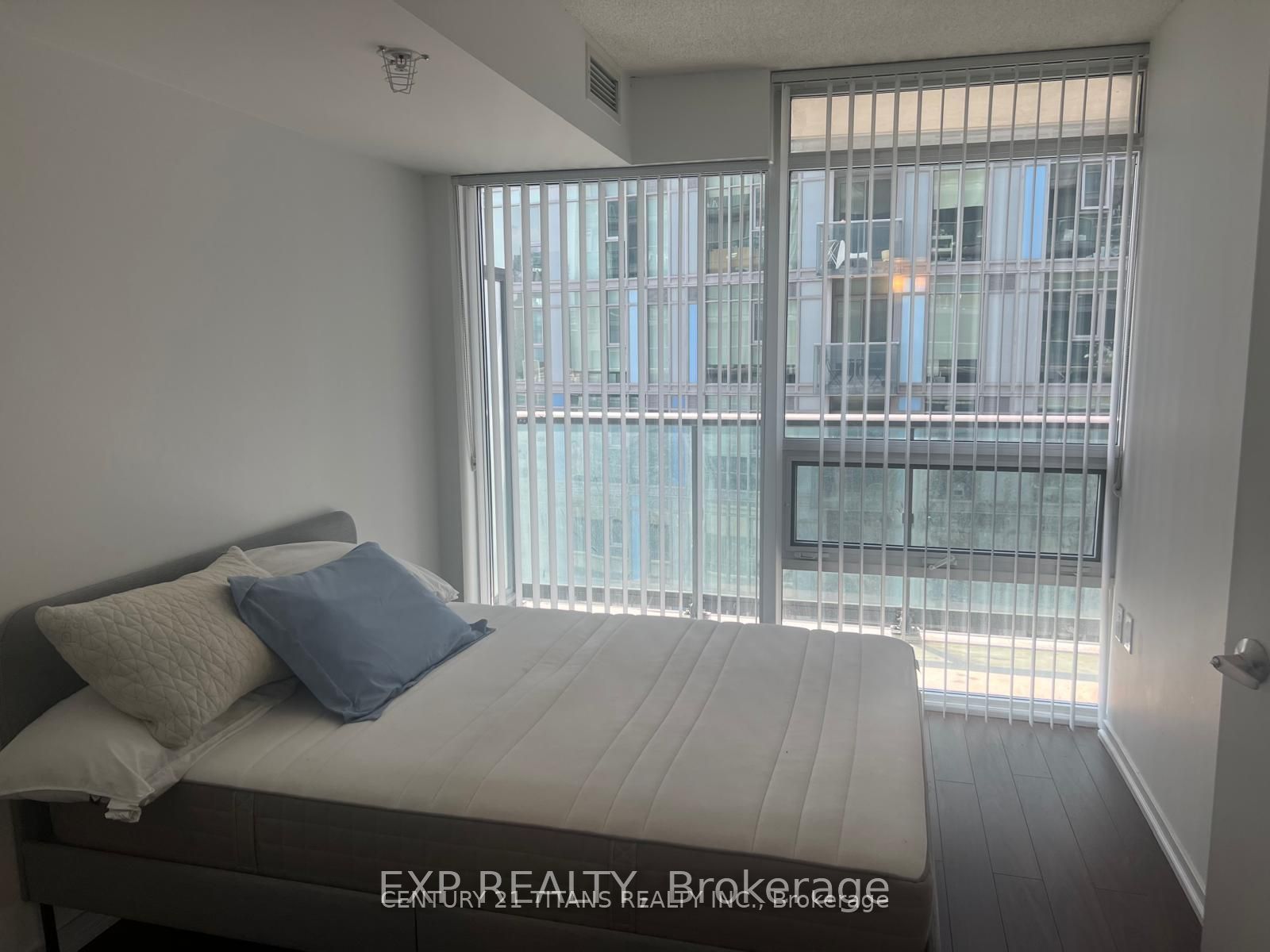 36 Lisgar Street 1212, Toronto, ON M6J 3G2 photo 5