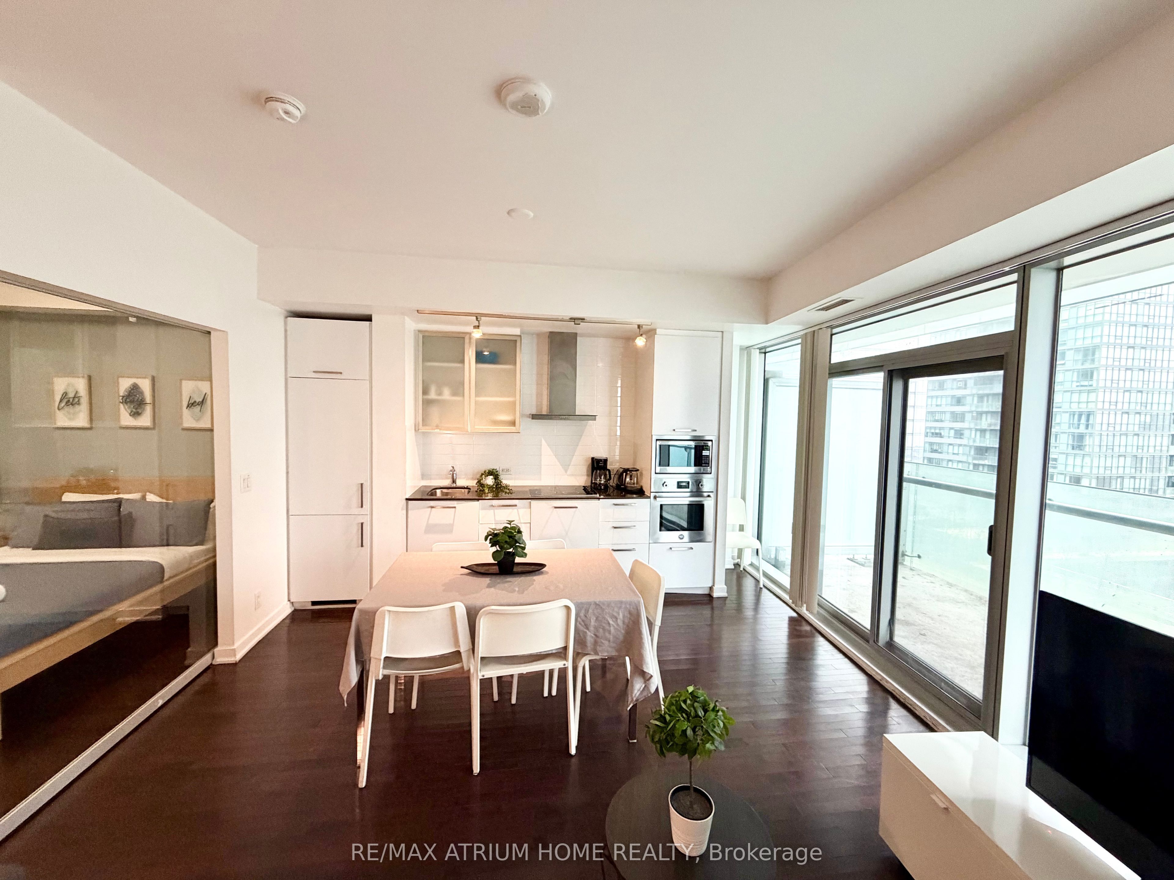 14 York Street 1501, Toronto, ON M5J 0B1 photo 3