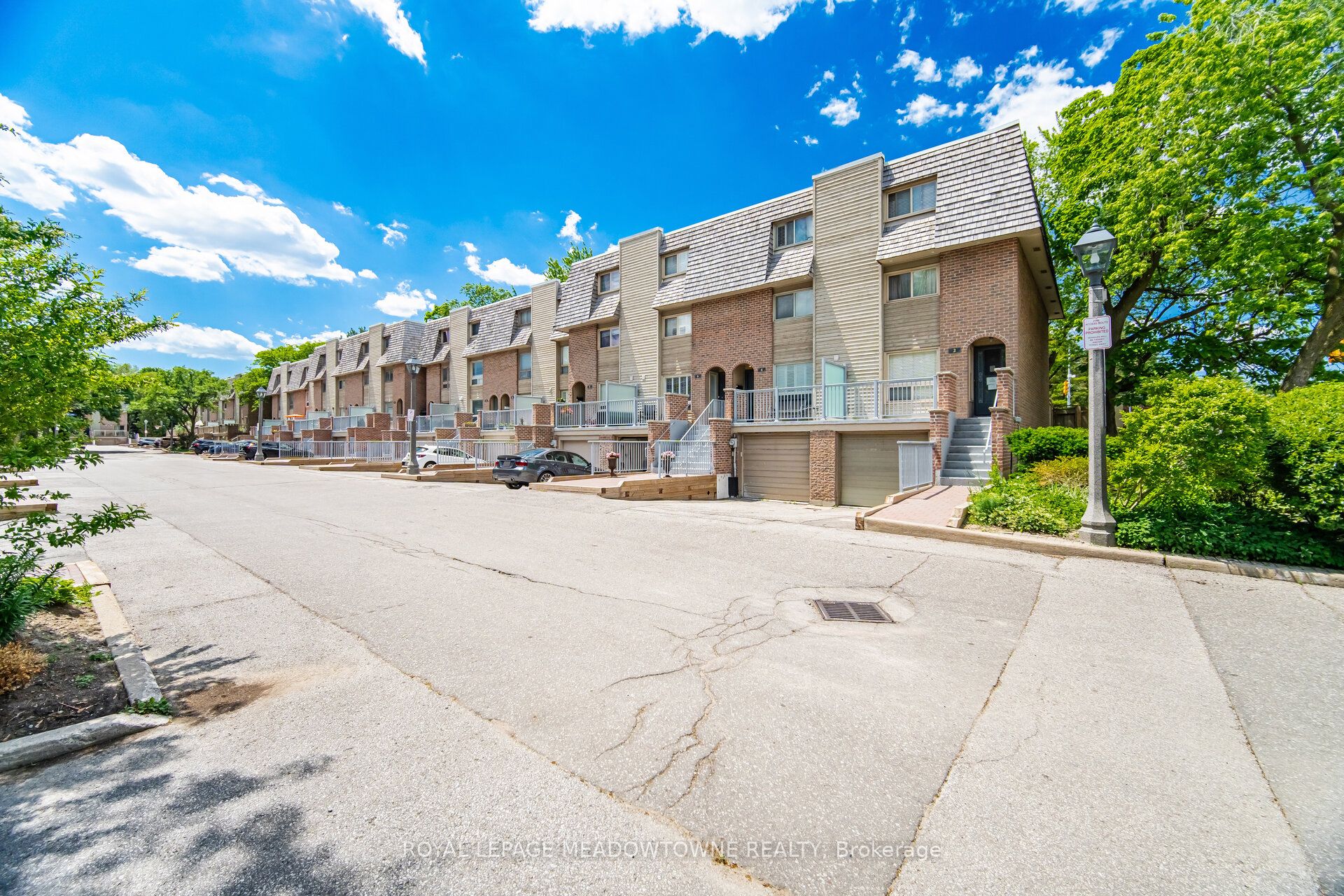 16 Dutch Myrtle Way, Toronto, ON M3B 3K8 photo 2