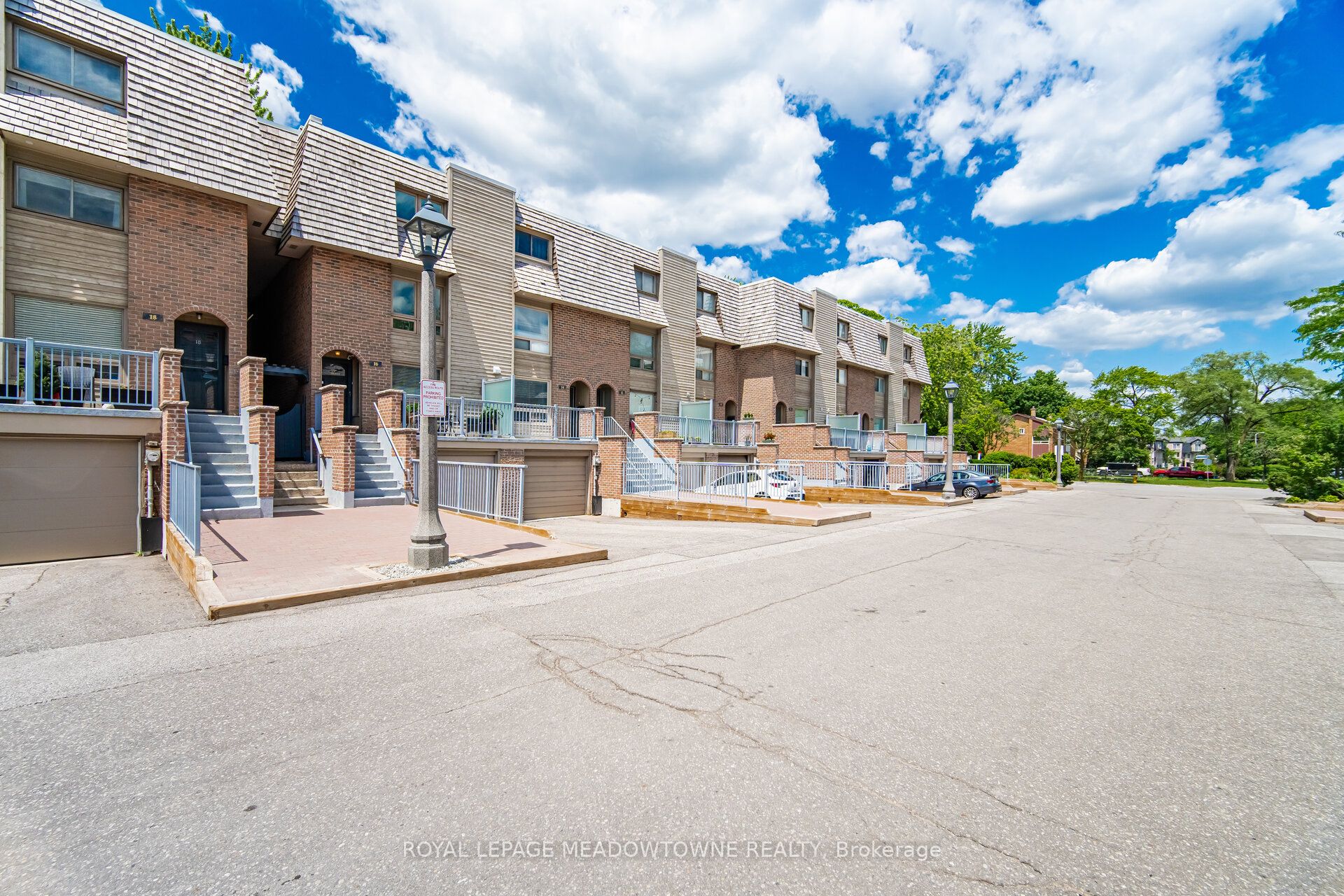 16 Dutch Myrtle Way, Toronto, ON M3B 3K8 photo 3