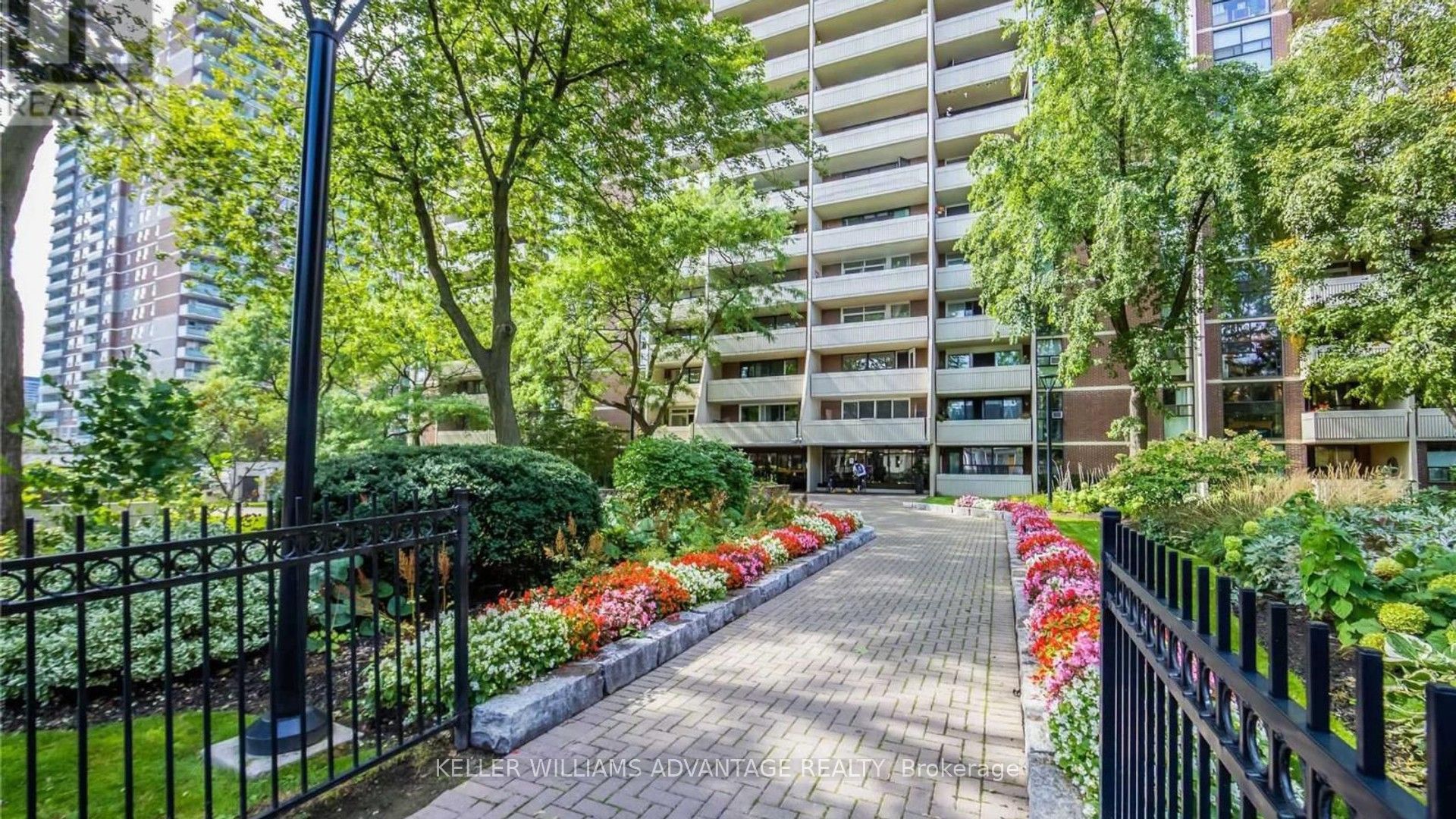 40 Homewood Avenue 2216, Toronto, ON M4Y 2K2