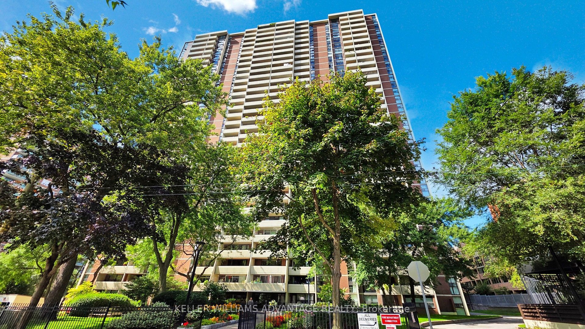 40 Homewood Avenue 2216, Toronto, ON M4Y 2K2 photo 2