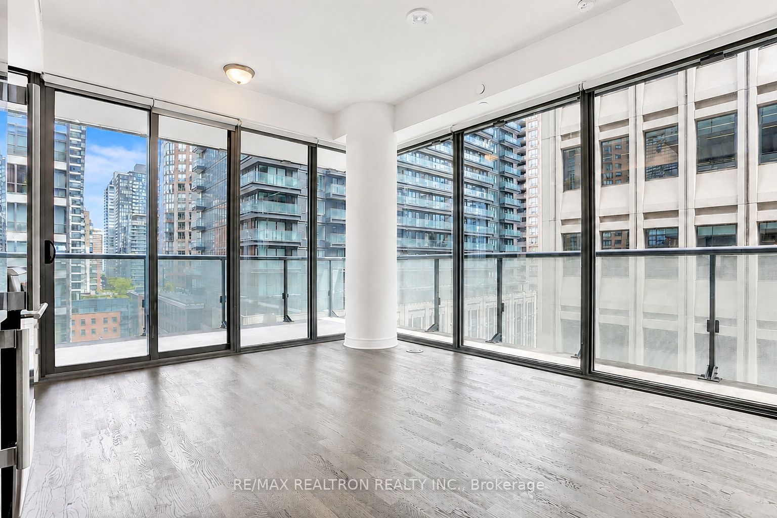 57 St Joseph Street 1008, Toronto, ON M5C 0C5 photo 3