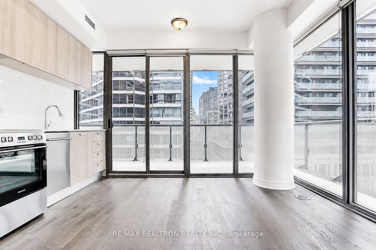 57 St Joseph Street 1008, Toronto, ON M5C 0C5 photo 4