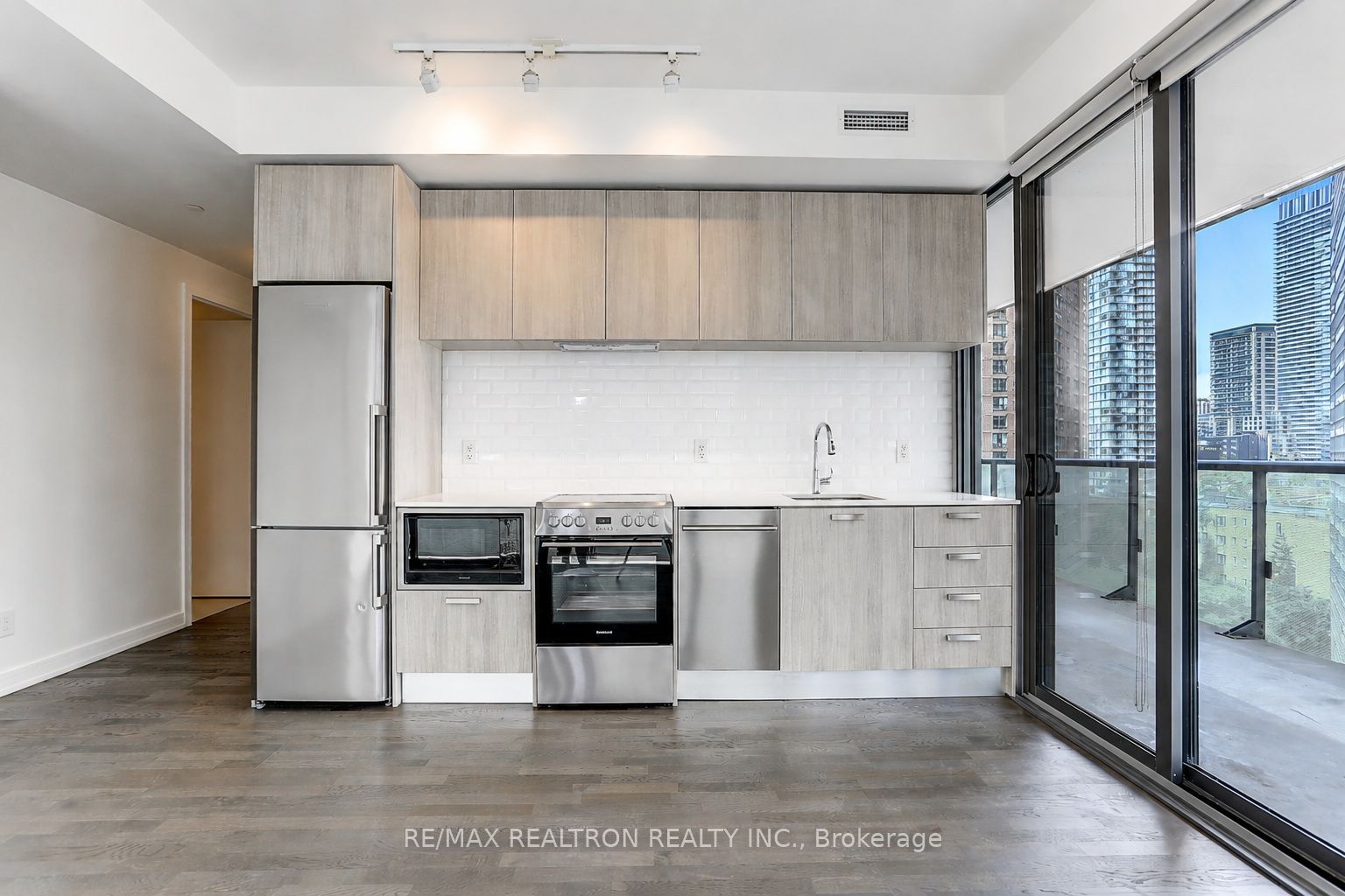 57 St Joseph Street 1008, Toronto, ON M5C 0C5 photo 5