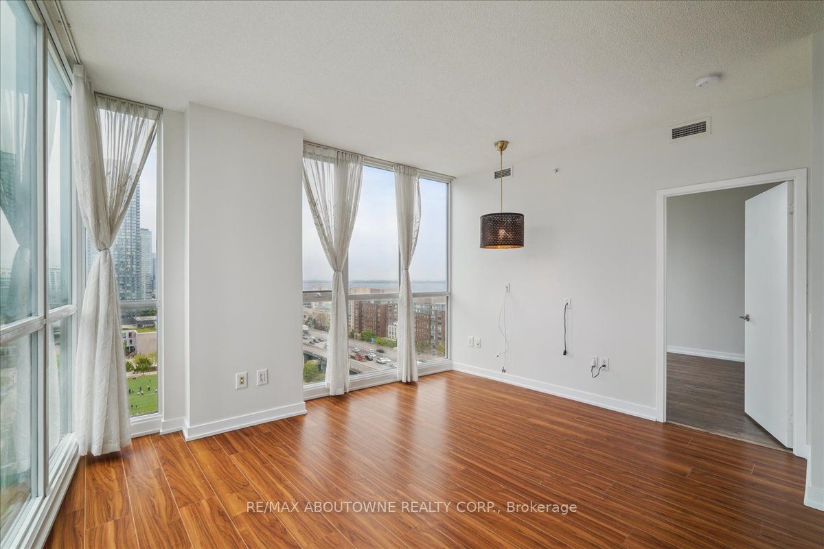 75 Queens Wharf Road 1901, Toronto, ON M5V 0J8 photo 2