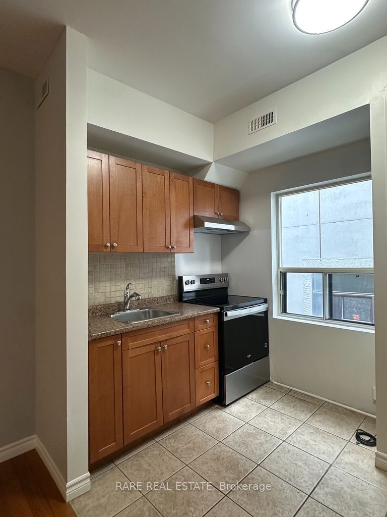249 Augusta Avenue 202, Toronto, ON M5T 2C2 photo 3