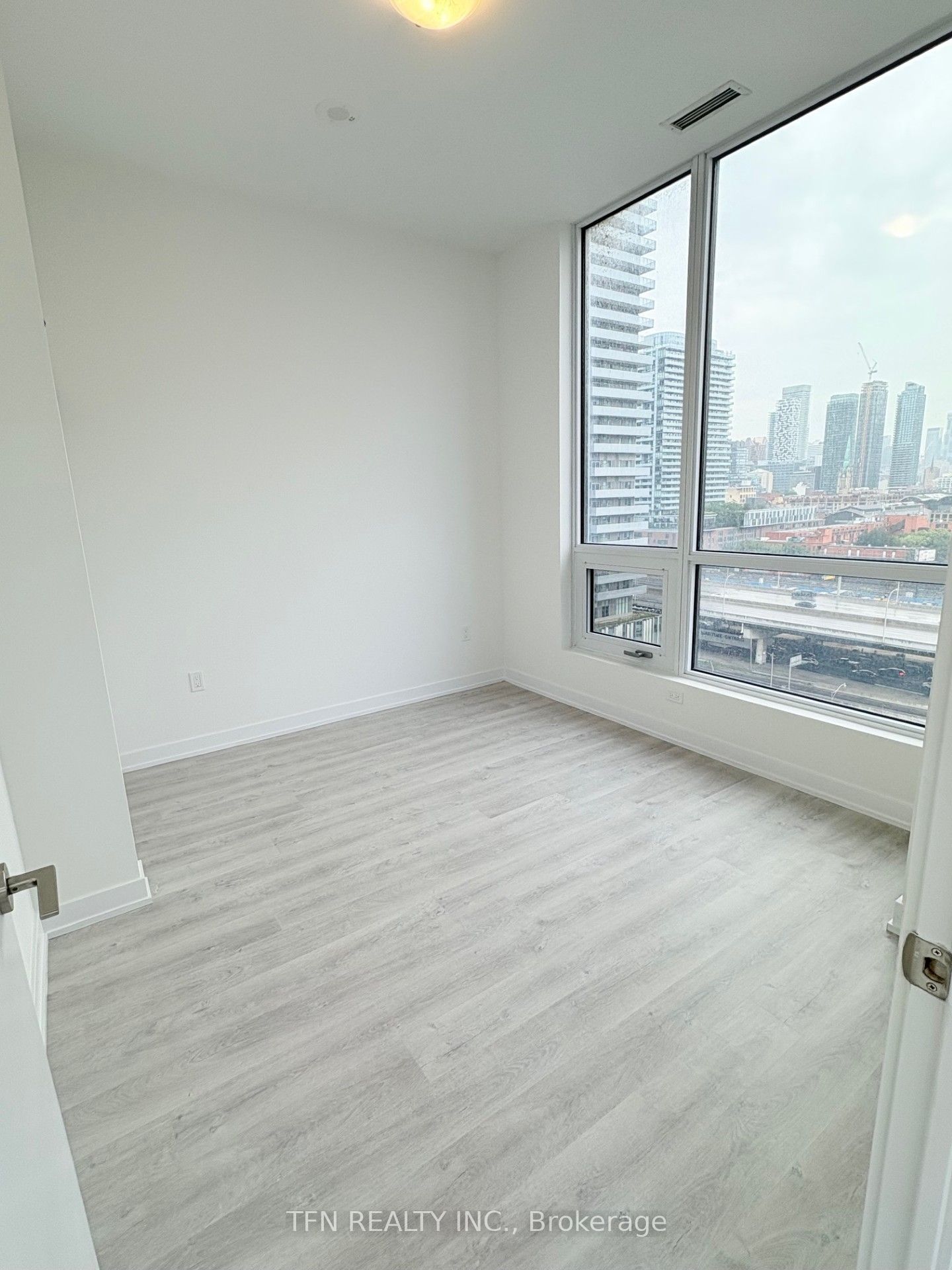 15 Richardson Street 1405, Toronto, ON M5A 0Y5 photo 5