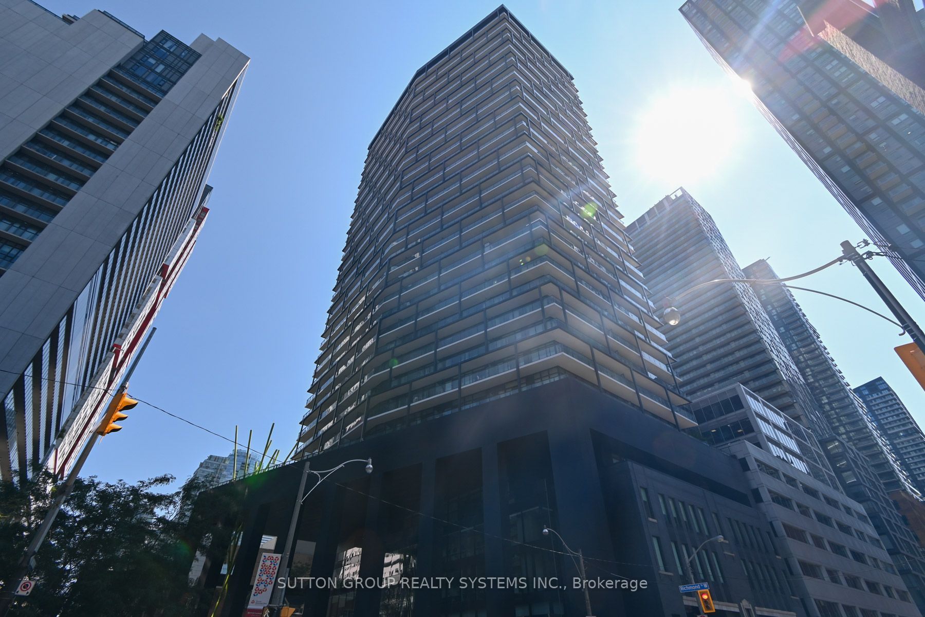 125 Peter Street 2004, Toronto, ON M5V 0M2