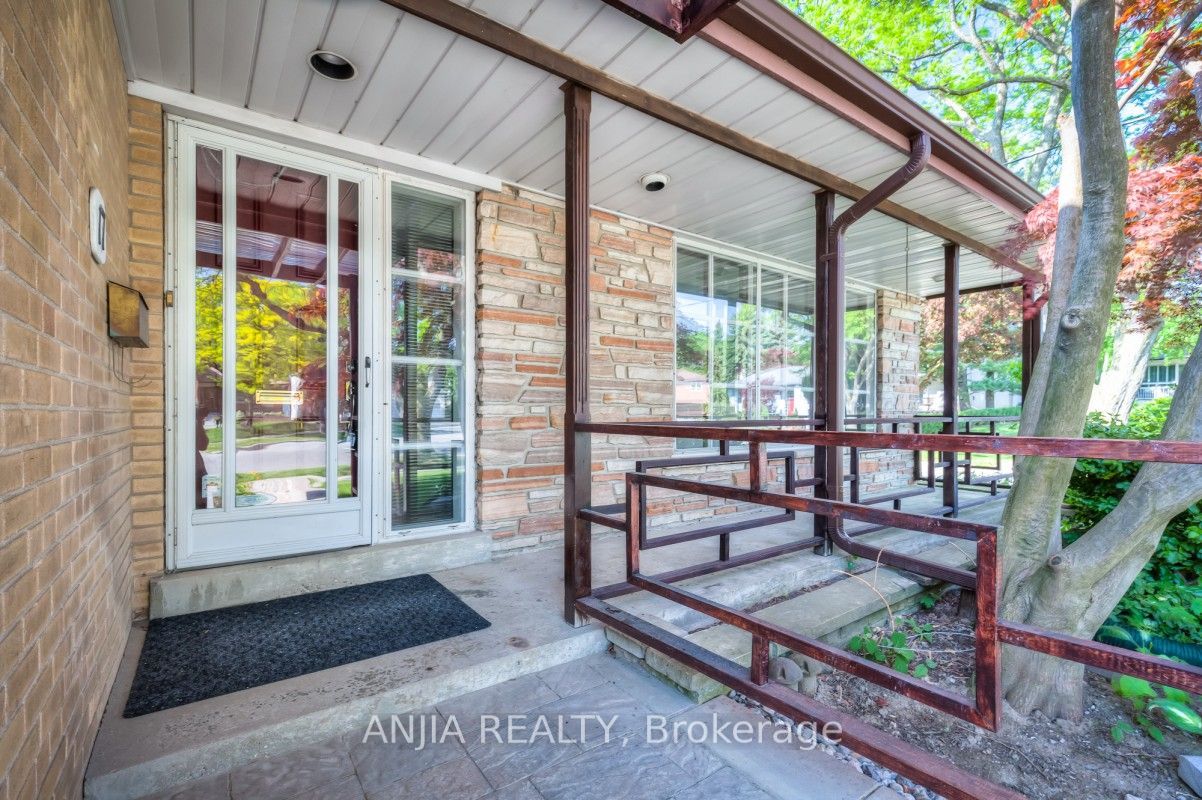 17 Ealing Drive, Toronto, ON M2L 2R4 photo 5