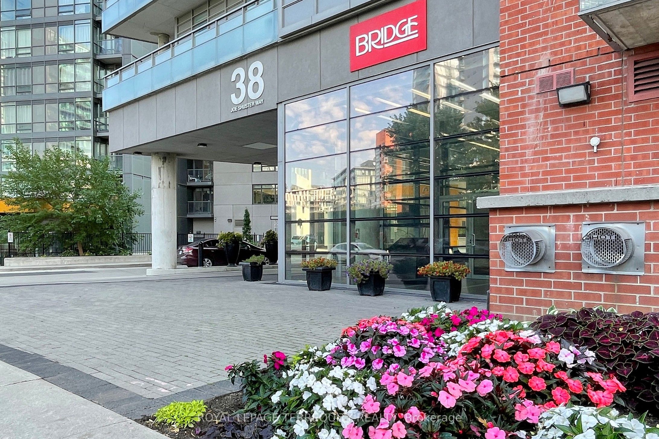 38 Joe Shuster Way 710, Toronto, ON M6K 0A5 photo 2