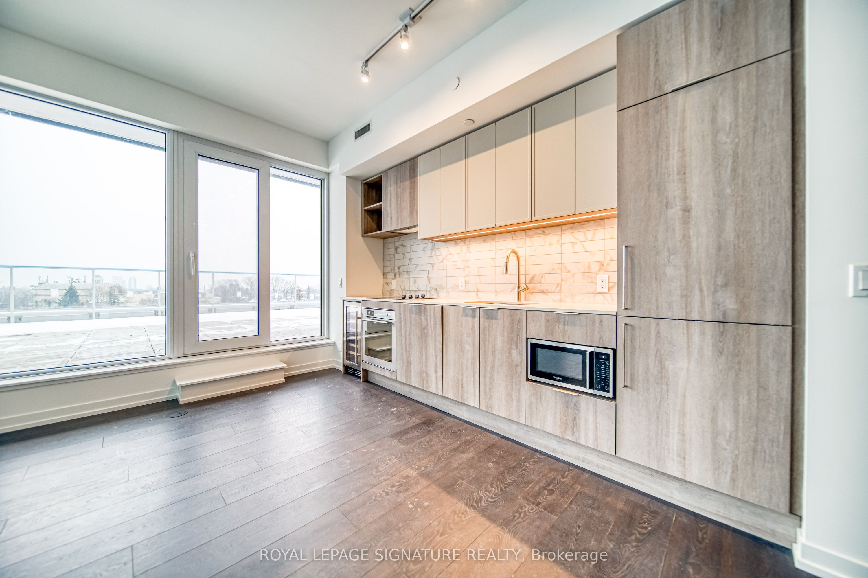 2020 Bathurst Street 807, Toronto, ON M5P 0A6 photo 5